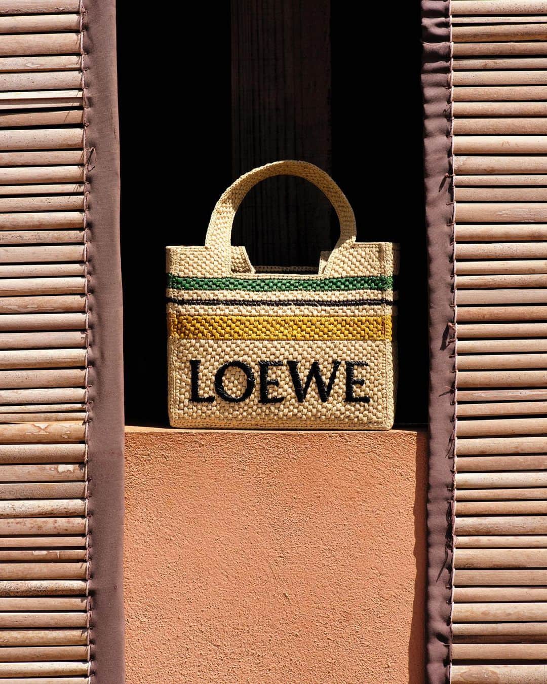 Loeweさんのインスタグラム写真 - (LoeweInstagram)「The new Font Tote is handwoven by artisans in Madagascar using locally sourced raffia leaves. Working with Envol Madagascar, an NGO created in 2018 to help vulnerable women access education and professional training, we aim to build a craft training school that will teach raffia weaving, embroidery and sewing techniques in the island’s capital city, Antananarivo.  #LOEWE #LOEWEpaulas」5月23日 17時00分 - loewe