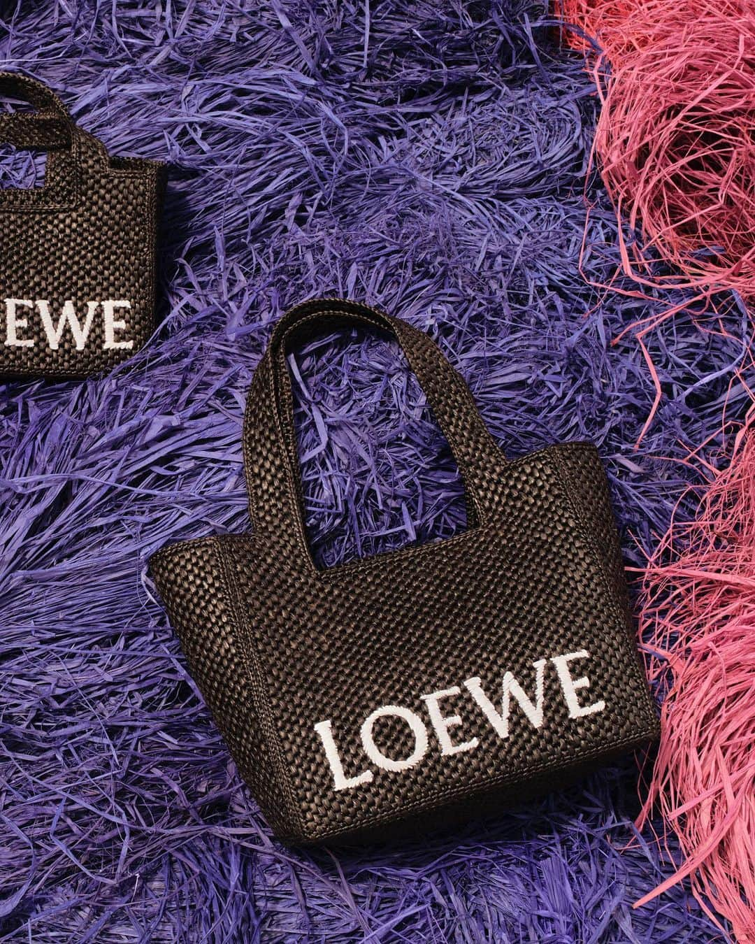 Loeweさんのインスタグラム写真 - (LoeweInstagram)「The new Font Tote is handwoven by artisans in Madagascar using locally sourced raffia leaves. Working with Envol Madagascar, an NGO created in 2018 to help vulnerable women access education and professional training, we aim to build a craft training school that will teach raffia weaving, embroidery and sewing techniques in the island’s capital city, Antananarivo.  #LOEWE #LOEWEpaulas」5月23日 17時00分 - loewe