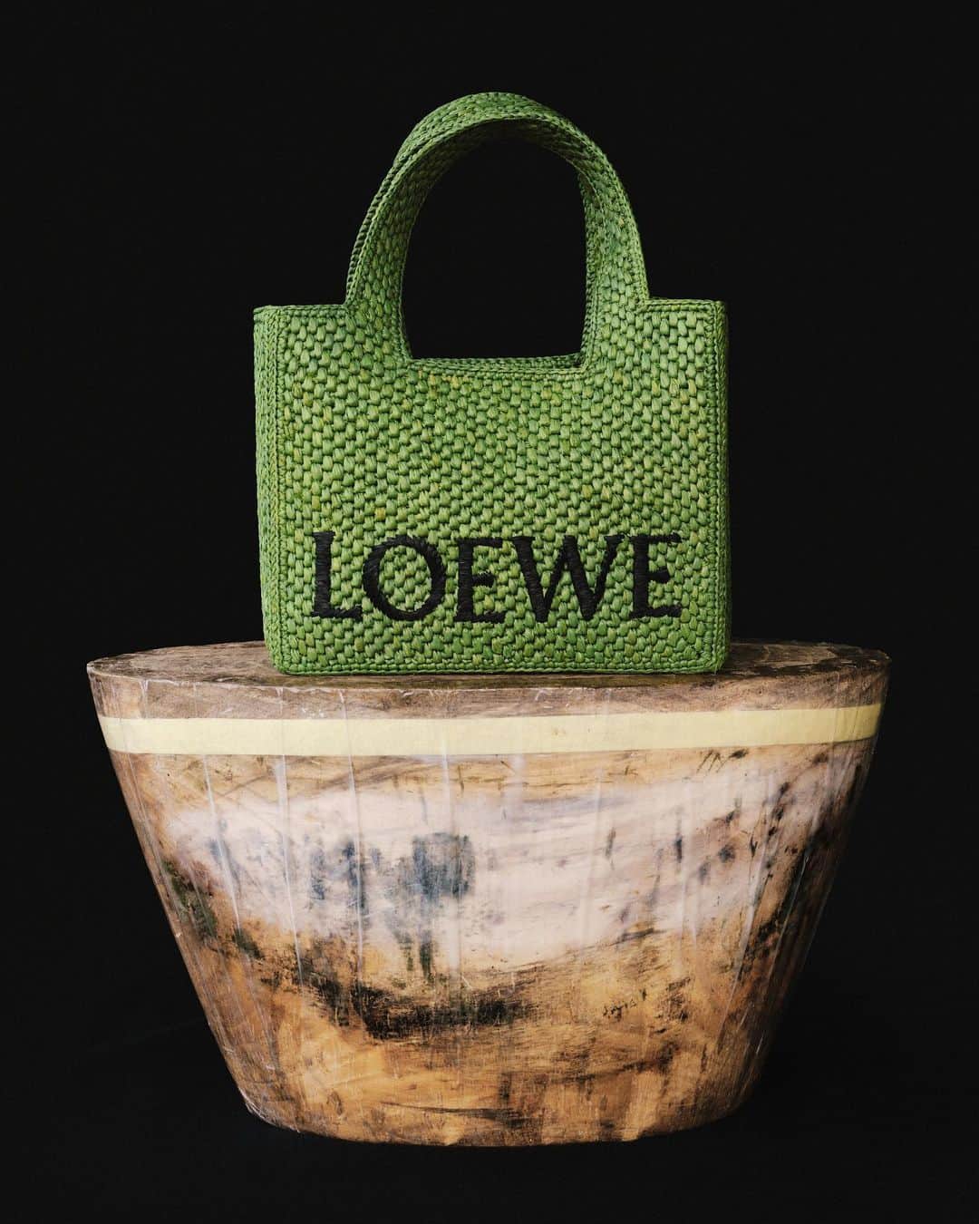 Loeweさんのインスタグラム写真 - (LoeweInstagram)「The new Font Tote is handwoven by artisans in Madagascar using locally sourced raffia leaves. Working with Envol Madagascar, an NGO created in 2018 to help vulnerable women access education and professional training, we aim to build a craft training school that will teach raffia weaving, embroidery and sewing techniques in the island’s capital city, Antananarivo.  #LOEWE #LOEWEpaulas」5月23日 17時00分 - loewe
