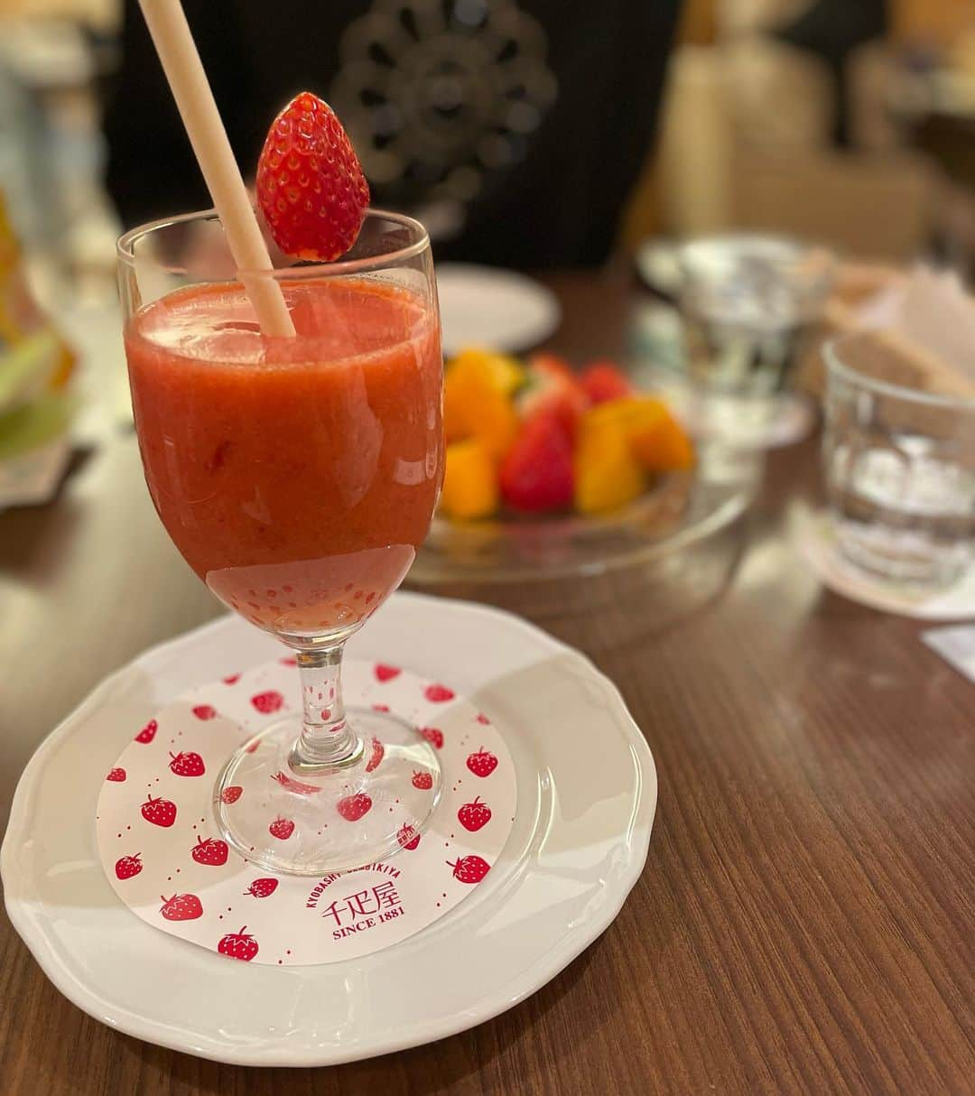 K͎A͎R͎E͎N͎さんのインスタグラム写真 - (K͎A͎R͎E͎N͎Instagram)「🍓  fresh strawberry juice.🐈‍⬛💕  #千疋屋 #senbikiya #freshjuice #苺 #苺ジュース #いちごジュース #いちご #kaikaikiki」5月23日 16時37分 - pkpkprtn