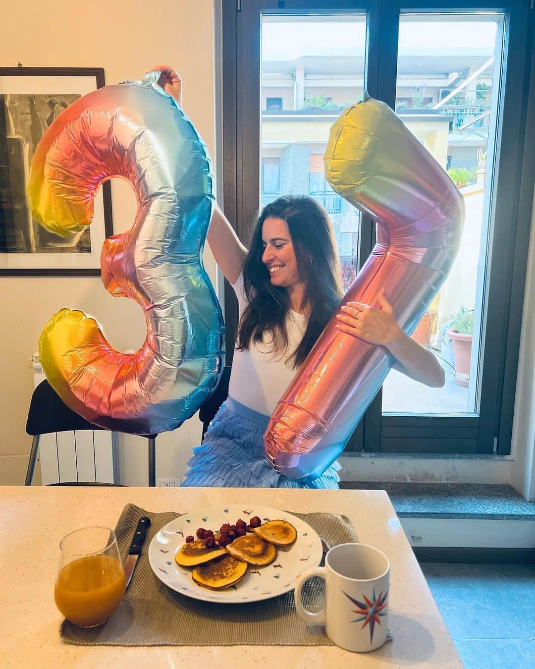 ヴァレンティーナ・マルケイのインスタグラム：「🎂 #Vale37  Ovunque siate, brindate con me!🥂❣️」