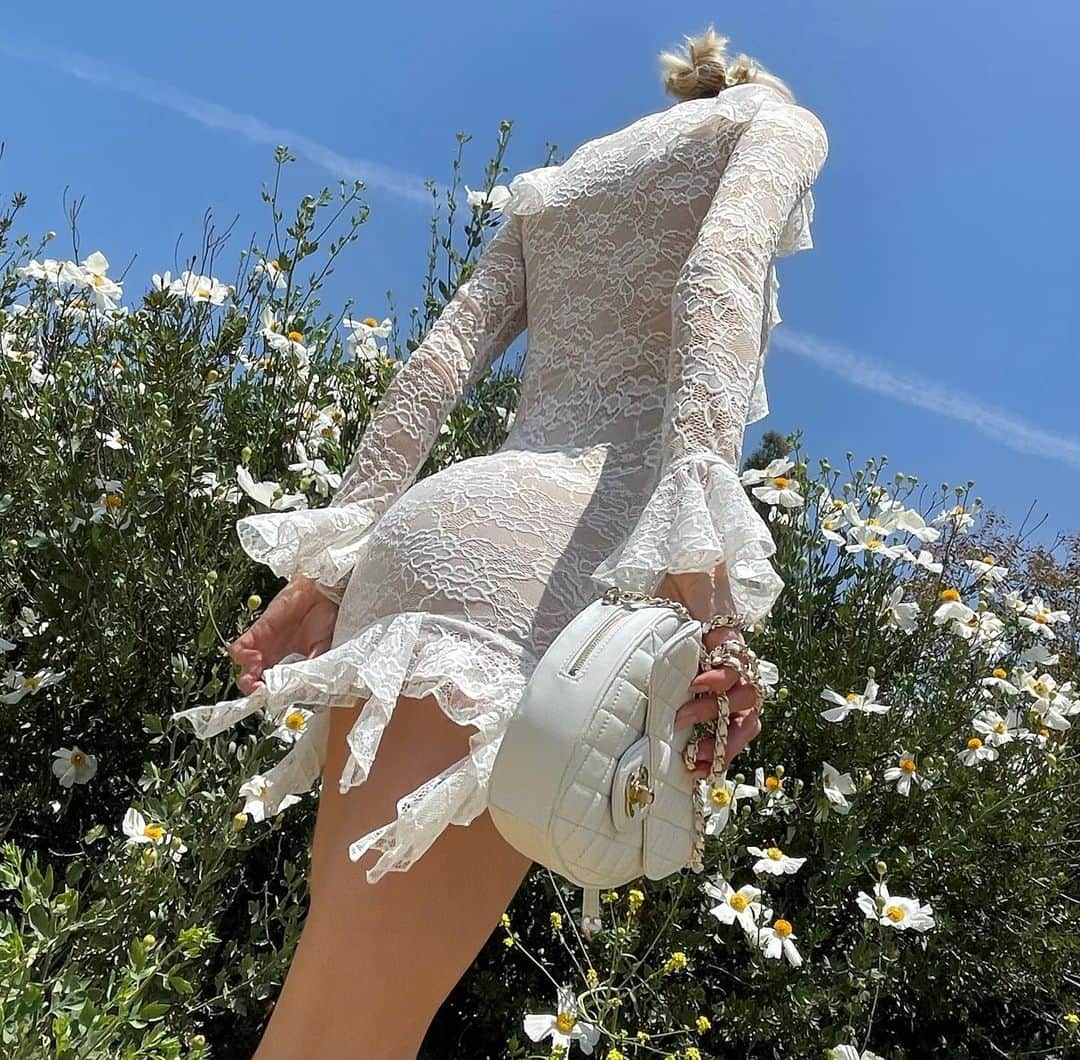 エルザ・ホスクのインスタグラム：「Dream a little dream 🌼」