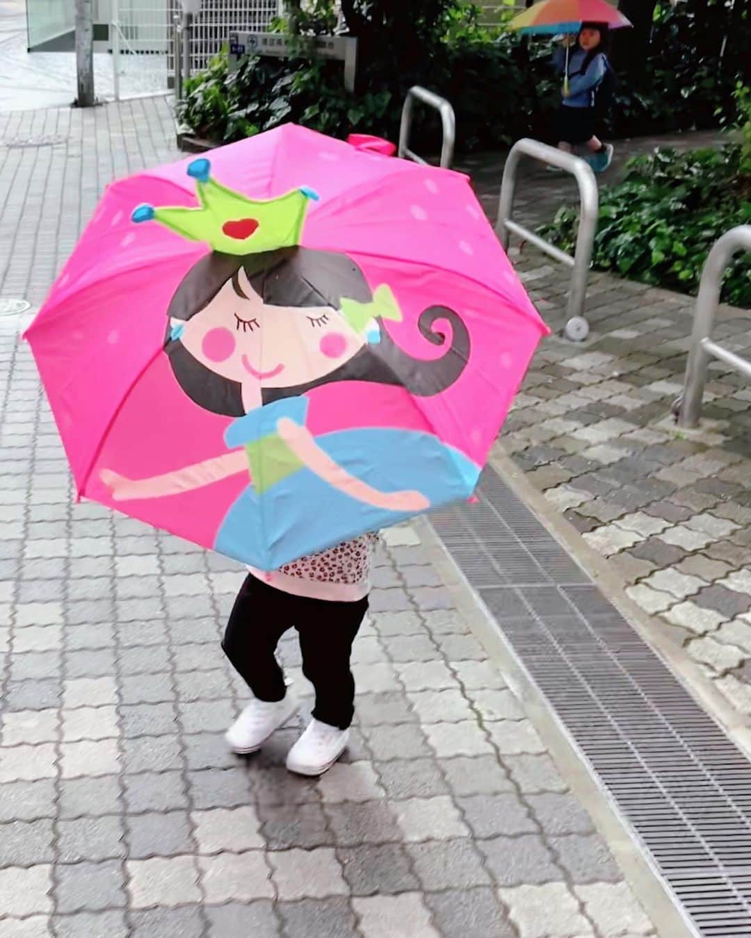 星沙織さんのインスタグラム写真 - (星沙織Instagram)「* * 雨の日 ☔︎ 🍬*⋆  きのうと気温差が10度くらい違うみたい、、、 風邪ひかないで、お願い～🙇‍♀️🙏  *  傘とレインブーツが大好きなお年頃。 晴天の日でもこのスタイルしたがるので、隠しています。  いとこのおねぇちゃんからもらった傘がとても可愛くてお気に入り♡♡ * *」5月23日 7時45分 - saaaaa0rin