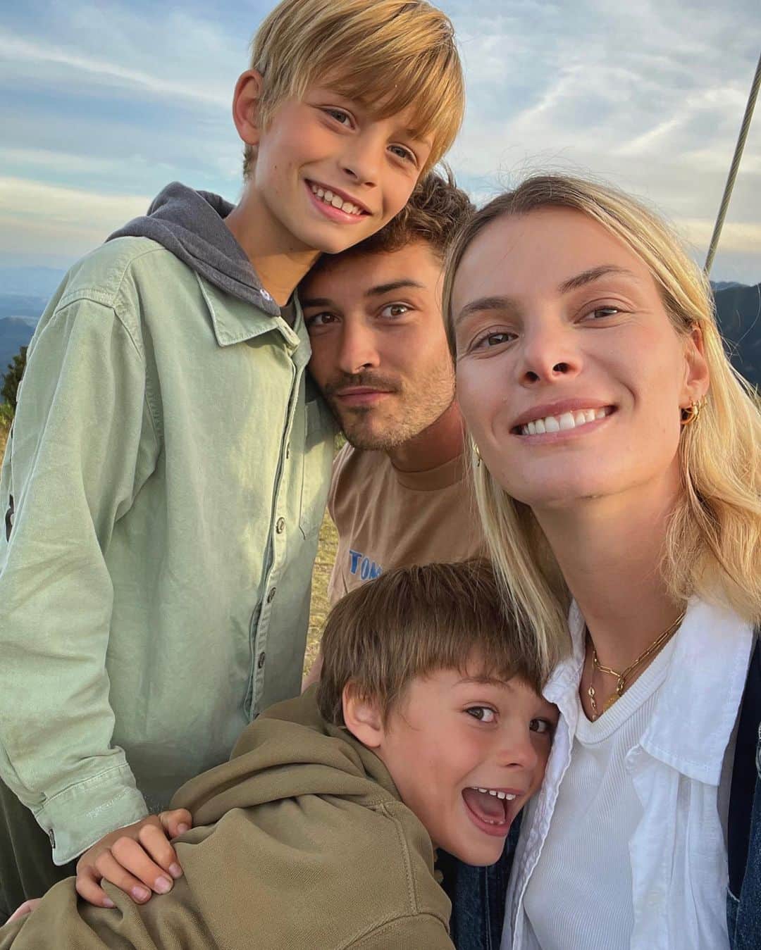 フランシスコ･ラチョースキーのインスタグラム：「We back on the road! 🚙  De volta a estrada 🛣️🙌🏼 This time we visited one of the most beautiful places I’ve ever been in the world!! Stayed at the charming @bangalosjardimsecreto and celebrated Jess birthday in style!! 🇧🇷 Desta vez visitamos um dos lugares mais lindos que já fui no mundo!! Hospedados no bangalô mais charmoso da serra para celebrar o aniversário da Jess em estilo ❤️🙌🏼」