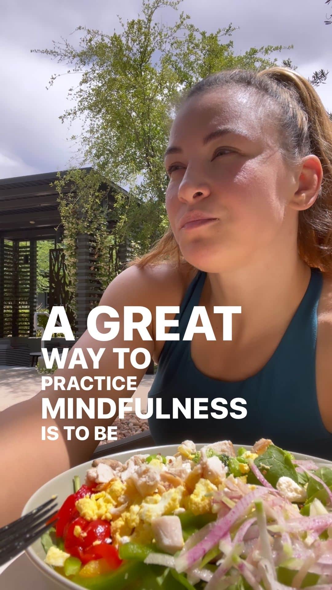 ミーシャ・テイトのインスタグラム：「Here is one of my favorite ways to practice mindfulness.  Tips for having a mindful meal  🍎Sit Down to Eat 🍤Chew Slowly & Fully 🥯Smell Your Food 🍍Notice the Colors  🥑Notice the Textures 🥭Notice All the Flavors (how many can you taste?)  Stay in that moment for the 5-10 minutes it takes you to finish your food. I find that this has many added benefits for me such as…  ⭐️Food Tastes Better ⭐️Feel Recharged ⭐️More Satiated  ⭐️More Satisfied ⭐️Happier in General  I’d love to hear how you practice mindfulness or if this is new to you let me know how this little exercise goes. For me this has been LIFE CHANGING. I practice mindfulness in many ways but this is a great way to start!  #practicingmindfulness #mindfulness #bepresent #mentalhealth #emotionalhealth #longevity #health #wellness」
