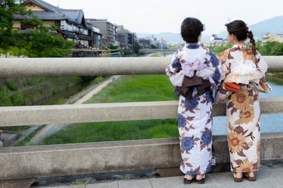 京都ヘアセット&着付け専門サロン夢館(ゆめやかた) さんのインスタグラム写真 - (京都ヘアセット&着付け専門サロン夢館(ゆめやかた) Instagram)「こんにちは、夢館です♪  本日は【浴衣パック】のご紹介です。 お持ちの浴衣のお着付けとヘアセットのお得なプランです♪  【浴衣パック1】¥4,400 浴衣着付け＋選べる8スタイルヘア  ※衿付き肌着は利用不可/指名料別途/ホットカーラーでの施術となります  【浴衣パック2】¥6,050 浴衣着付け＋オーダーヘア  ※衿付き肌着利用不可/指名料別途要/早朝料金(6,7,8時台)は別途必要/花魁風着付け別途1100円～  【浴衣着付けに必要な持ち物】 浴衣、帯、肌着、伊達締め1本、帯板、ひも3本、下駄、バッグか巾着、タオル2枚、和装ブラ（あれば） 足りないものは店頭販売もございます。  浴衣をお持ちでないお客様には浴衣レンタルのプランもございます。 また浴衣以外のお着付けや、ヘアセットのみでのご予約も承っております。お気楽にご相談ください。  🌱ご予約はTOPのURLから🌱  #着物レンタル夢館 #夢館 #京都着物レンタル #浴衣レンタル #京都浴衣レンタル #浴衣着付け #京都浴衣着付け #ヘアセット #京都ヘアセット #浴衣ヘア #京都観光 #京都浴衣 #京都着物 #京都さんぽ#京都旅行」5月23日 8時00分 - yumeyakatabeauty