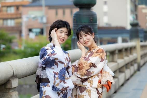 京都ヘアセット&着付け専門サロン夢館(ゆめやかた) さんのインスタグラム写真 - (京都ヘアセット&着付け専門サロン夢館(ゆめやかた) Instagram)「こんにちは、夢館です♪  本日は【浴衣パック】のご紹介です。 お持ちの浴衣のお着付けとヘアセットのお得なプランです♪  【浴衣パック1】¥4,400 浴衣着付け＋選べる8スタイルヘア  ※衿付き肌着は利用不可/指名料別途/ホットカーラーでの施術となります  【浴衣パック2】¥6,050 浴衣着付け＋オーダーヘア  ※衿付き肌着利用不可/指名料別途要/早朝料金(6,7,8時台)は別途必要/花魁風着付け別途1100円～  【浴衣着付けに必要な持ち物】 浴衣、帯、肌着、伊達締め1本、帯板、ひも3本、下駄、バッグか巾着、タオル2枚、和装ブラ（あれば） 足りないものは店頭販売もございます。  浴衣をお持ちでないお客様には浴衣レンタルのプランもございます。 また浴衣以外のお着付けや、ヘアセットのみでのご予約も承っております。お気楽にご相談ください。  🌱ご予約はTOPのURLから🌱  #着物レンタル夢館 #夢館 #京都着物レンタル #浴衣レンタル #京都浴衣レンタル #浴衣着付け #京都浴衣着付け #ヘアセット #京都ヘアセット #浴衣ヘア #京都観光 #京都浴衣 #京都着物 #京都さんぽ#京都旅行」5月23日 8時00分 - yumeyakatabeauty