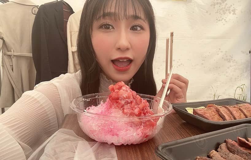 のインスタグラム：「白米に見えますがかき氷です🍧🍓🤍笑 ⁡ 本当に....何年ぶりだろう？ 記憶に無いくらい久しぶりにかき氷を頂きました✨ ⁡ こんなに美味しかったのか.....と感動。 ⁡ ご用意くださってありがとうございました🥺♥️ ⁡ 皆さんはイチゴとマンゴーでしたらどっちを選びますかฅ(*°ω°*ฅ)*？？？？ ⁡ コメントで教えてくださるとわたしがﾆﾏﾆﾏします。笑 ⁡ ⁡  *⋆꒰ঌ┈┈┈┈┈┈┈┈┈໒꒱⋆*  #写真 #photo  #filmcamera #natural  #smile  #filmphotography #film #フィルムカメラ #anime  #manga #comic #model  #voiceactor #voiceactress #配音演员 #声優 #Japan #kawaii #kawaiigirl #model  #小見川千明  #小千姬 #귀여워 #셀스타그램 #셀카 #여행  #文学 #朗読  #肉フェス  ⁡  *⋆꒰ঌ┈┈┈┈┈┈┈┈┈໒꒱⋆*」