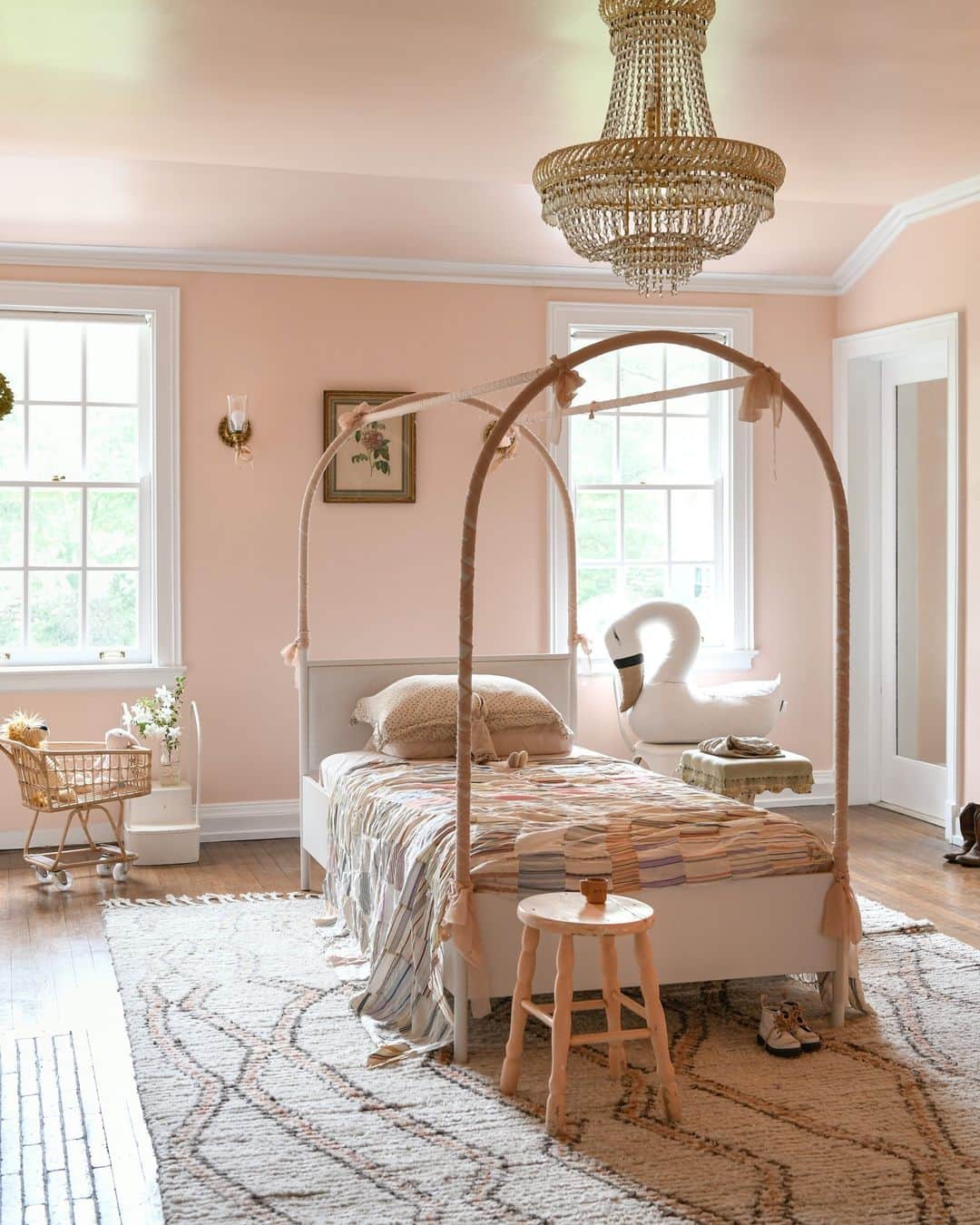 ジャスミン・トゥークスのインスタグラム：「DESIGN TIP. @leannefordinteriors shares the styling inspiration behind her daughter Ever's Canyon canopy bed.   “When I showed my daughter, the @crateandkids bed I had designed and was OH SO EXCITED to finally get her— the only thing she said was… and I quote, ‘I want a pink bed.’ So, we figured it out. I bought a bunch of ballet ribbons and voila! An “Ever Ford for Leanne Ford For @crateandkids” PINK BED ✔️."  📷: @erinashkelly Interior Design: @leannefordinteriors Interior Styling: @hilaryrobertson  #KidsFurniture #KidsRoom #KidsRoomDesign #KidsInteriorDesign」