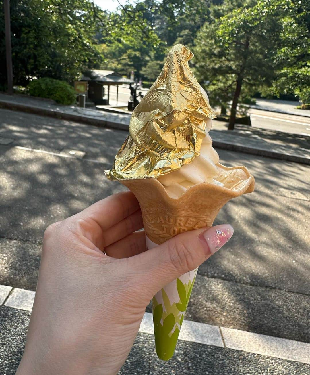 松浦三佳さんのインスタグラム写真 - (松浦三佳Instagram)「＊ 金沢は美味しいものがいっぱい♥️ 金箔ソフトはほんとに観光客丸出しだけど、よくインスタで見てたヤツだと思って喜んだ🤣 今後も仕事も兼ねていろんな所へ行くのが楽しみ🥰 コロナ禍があけて(？)海外の方も多かったなあー(ˆ꜆ . ̫ . ).ᐟ.ᐟ ＊ ＊ ＊ ♡★♡ﾟ･*:.｡ ｡.:*･ﾟ♡★♡ﾟ･*:.｡ ｡.:*･ﾟ♡★♡ﾟ･*:.｡ ｡.:*･ﾟ♡  #金沢旅行  #金沢グルメ  #岩牡蠣 #金箔ソフト  #箔一 #箔一の金箔ソフトクリーム   #海鮮丼  #ミーハー女子」5月23日 8時10分 - mikarinrin5555