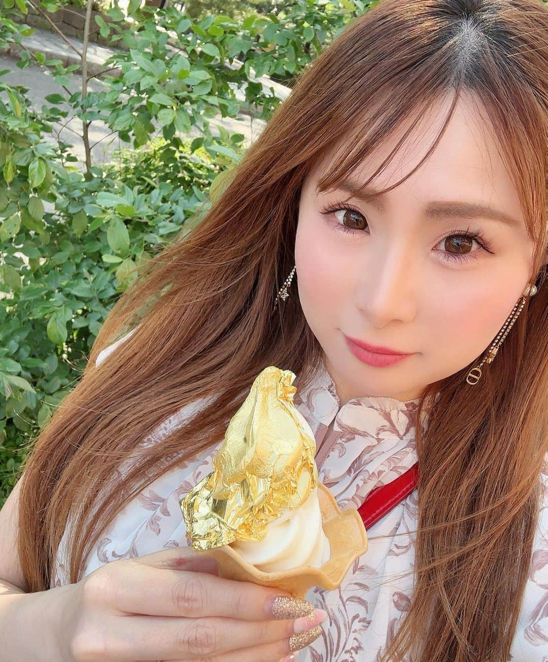 松浦三佳のインスタグラム：「＊ 金沢は美味しいものがいっぱい♥️ 金箔ソフトはほんとに観光客丸出しだけど、よくインスタで見てたヤツだと思って喜んだ🤣 今後も仕事も兼ねていろんな所へ行くのが楽しみ🥰 コロナ禍があけて(？)海外の方も多かったなあー(ˆ꜆ . ̫ . ).ᐟ.ᐟ ＊ ＊ ＊ ♡★♡ﾟ･*:.｡ ｡.:*･ﾟ♡★♡ﾟ･*:.｡ ｡.:*･ﾟ♡★♡ﾟ･*:.｡ ｡.:*･ﾟ♡  #金沢旅行  #金沢グルメ  #岩牡蠣 #金箔ソフト  #箔一 #箔一の金箔ソフトクリーム   #海鮮丼  #ミーハー女子」