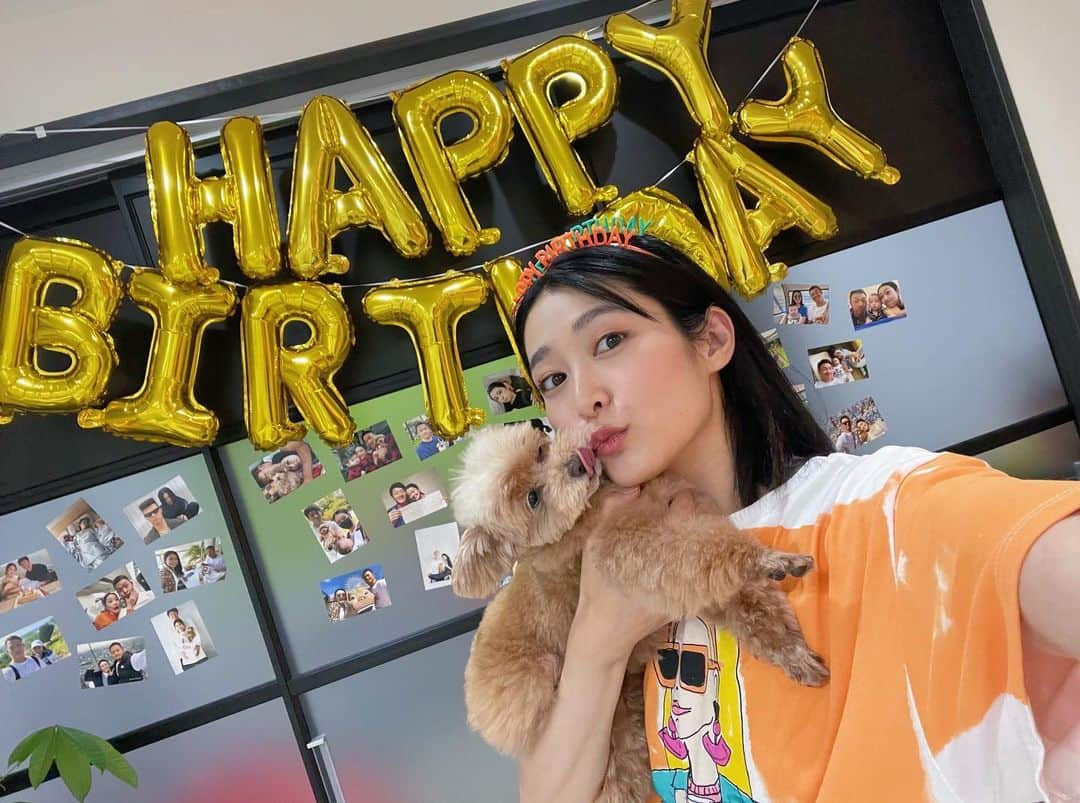 Karunaさんのインスタグラム写真 - (KarunaInstagram)「#5月20日 May 20th , Happy Birthday to Me🥳🎂🎊 今年も無事に歳を重ねることができました🌸 お家に帰ってきたら装飾されていてびっくり。 入籍記念日でもあるからと写真がたくさん！ ６周年になるのにまるで同棲したてのような フレッシュなサプライズをありがとう🫣🤣 当日は東京の家族と美味しいランチも出来て ご褒美タイムでした🤲🏻また一年頑張るぞ❤️‍🔥」5月23日 8時24分 - karuna0520