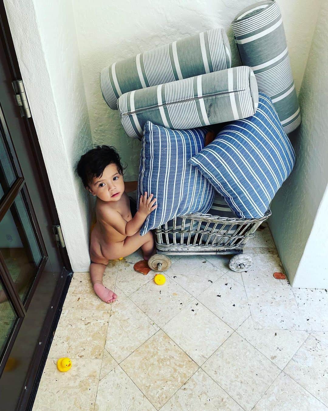 ガブリエル・アンウォーのインスタグラム：「Elias finds the rubber ducklings. @melissacalvillo_ @shareefmalnik」