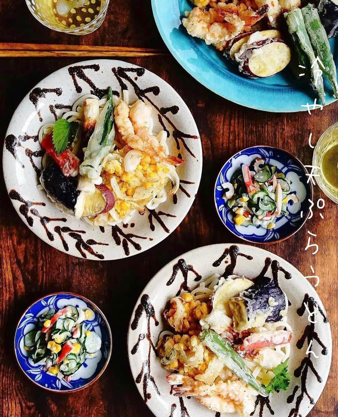 のインスタグラム：「2023.5.23 冷やし天ぷらうどん作りました。 こんなのがおいしい季節です🎐  うどんの上には ＊エビ ＊とうもろこしのかき揚げ ＊おくら ＊ちくわの磯辺揚げ ＊カニカマ ＊茄子 ＊さつまいも  ちゅるちゅる〜っと一気食いしてしまいました... うどんは飲み物ですね😂」