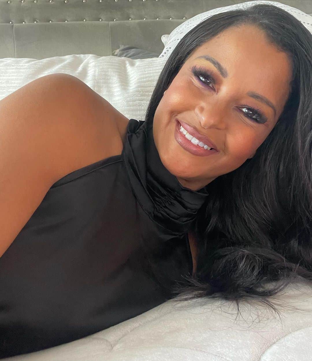 クラウディア・ジョーダンのインスタグラム：「Camera ready and bout to get on and host Cocktails with Queens! Tune in on the @foxsoul YouTube channel at 5 pacific time/ 8pm eastern time! See you on the chat!」