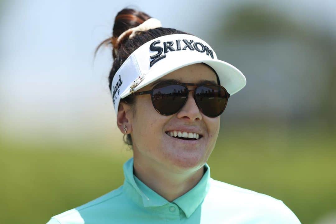 ハナ・グリーンのインスタグラム：「@golfgoodr appreciation post! I love wearing my goodr sunglasses while playing golf because their no slip, no bounce technology keeps them from moving while I swing. I have multiple pairs in my golf bag at all times, and you should too! 🦩⛳️😎 #ad #sponsored”」