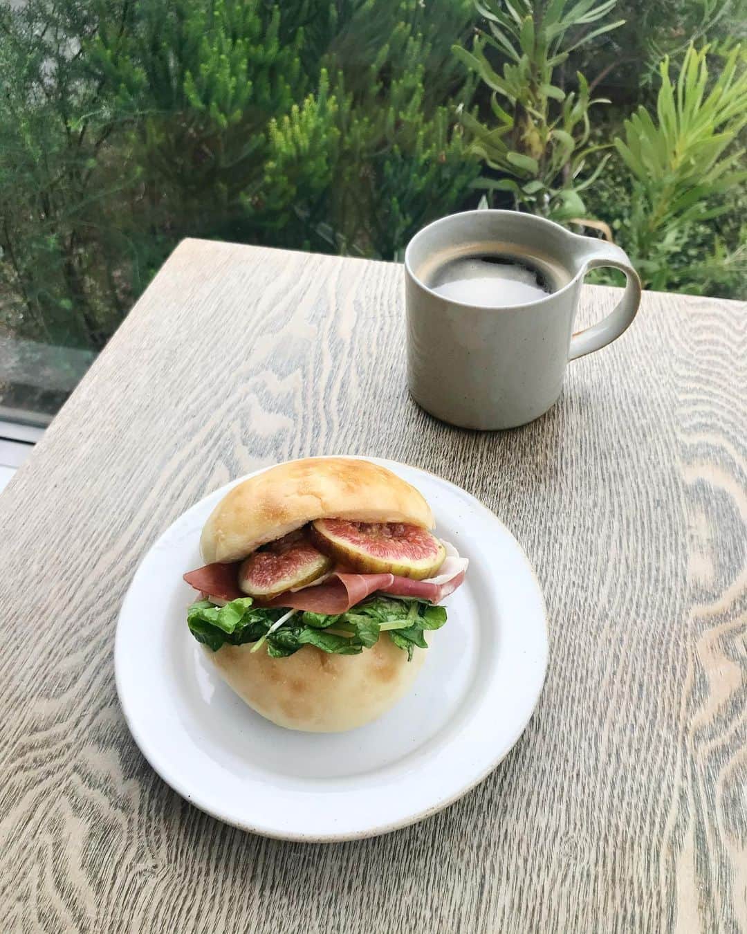uneclefのインスタグラム：「⁡ ⁡ おはようございます。 美味しいサンドウィッチが食べたくなったので、 2019年のなつかしいこの写真。 ⁡ いちじく、生ハム、ブリーチーズ、クレソンに シェリービネガーソースをかけてはさんだ “いちじくと生ハムのサンドウィッチ”。 レシピ本にも掲載されていますので、お持ちの方はぜひ、 ご覧ください。 ⁡ 只今、次回発送のパンset、焼き菓子setを販売しています。 パンsetのユヌカレ（食パン）、イングリッシュマフィンなどのプレーンのパン、その他、胡桃のプティ、フォカッチャ、リュスティックなどでサンドウィッチはいかがですか？ ⁡ ⁡ ⁡ uneclefのパンset 【menu】 ・ユヌカレ（１斤）×１ ・レモンとセージ（半斤）×１ ・胡桃のプティ（３個入り）×１ ・イングリッシュマフィン（２個入り）×１ ・フォカッチャ ドライトマト ×１ ・ケールとデュカのリュスティック ×１ ・そら豆とクリームチーズ ×１ ・ししとうとベーコンのエピ ×１ ・ローステッドガラムマサラのブリオッシュ ×１ ⁡ ⁡ ◇ uneclefの焼き菓子 set A ◇ uneclefの焼き菓子 set B ◇ ミントとチョコチップのスコーン set ◇ レモンケーキ set ⁡ ⁡ ⁡ onlineshopは、instagram TOPのリンクから お越しいただけます。 どうぞ、よろしくお願い致します。  @uneclef」