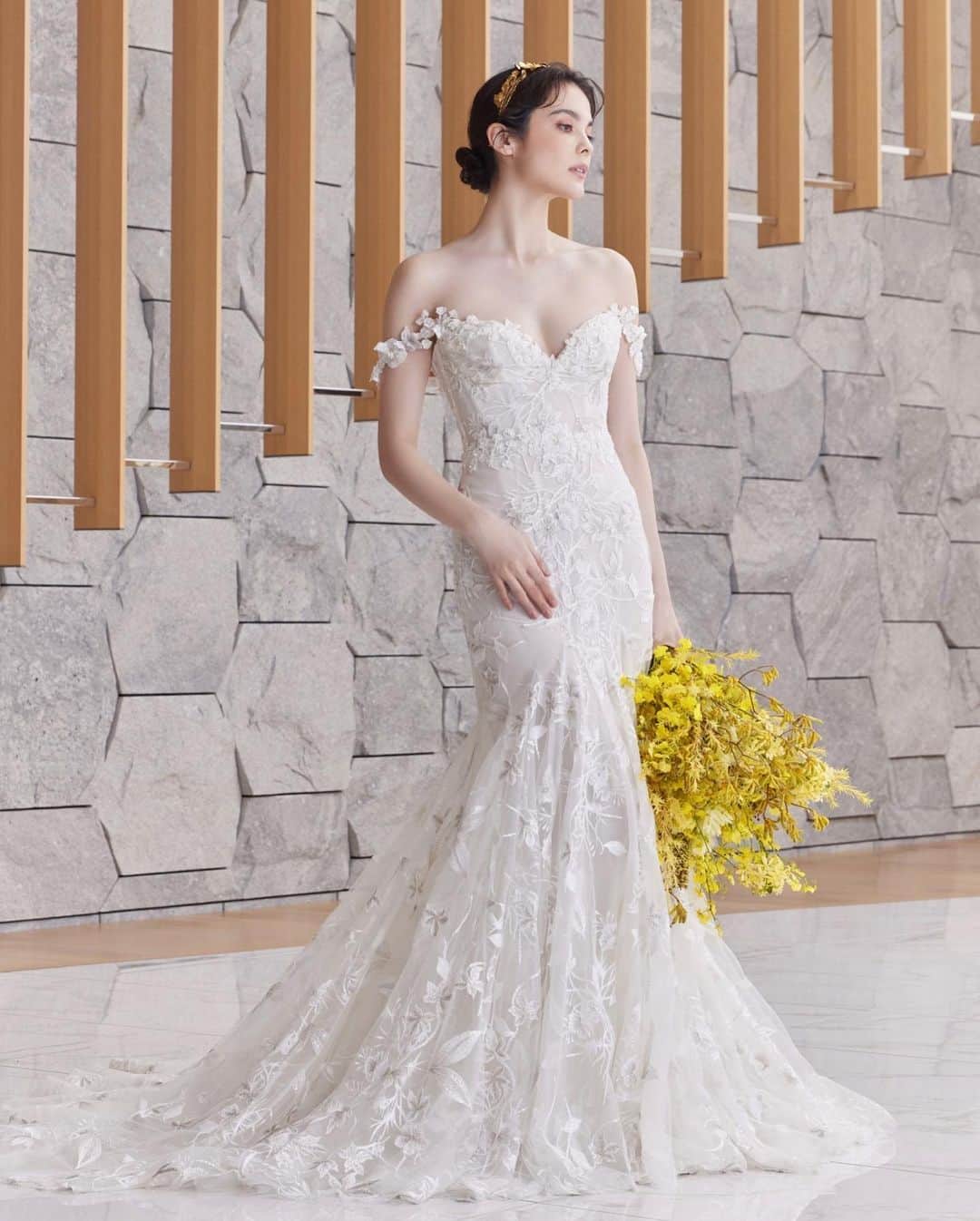 Magnolia Whiteのインスタグラム：「・ 【EXCLUSIVE DRESS】Galia Lahav▶︎  イスラエル出身のデザイナー Galia Lahavが、ハンドメイドのレースブランドを立ち上げたことから生まれたオートクチュールメゾン。 上質なファブリックとバックスタイルの美しさ、ジュエリーを身に纏っているかのような繊細で豪華な刺繍が特徴。 ニューヨークをはじめ世界各国からもっとも支持されているドレスブランド。 ※日本ではMAGNOLIA WHITEが唯一の正規取り扱いサロンになります  Dress: Galia Lahav G-302 Handring salon: omotesando / shinsaibashi」