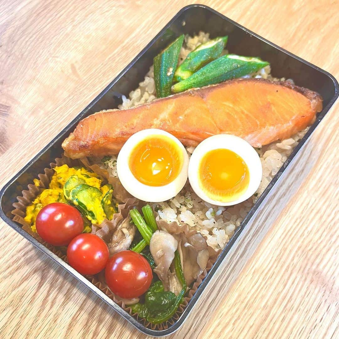 おちあやこさんのインスタグラム写真 - (おちあやこInstagram)「今日の夫弁当。  塩鮭の下はまぜご飯になってます。  作り置きは 昨日のほうれん草と舞茸の炒め物 かぼちゃサラダ オクラの胡麻和え 味玉  昨日、娘が大縄跳びができなくて辛いと半泣きで帰ってきた。  自分の番になると引っかかって止まってしまうので、 クラス全員に励まされ、それがかえってプレッシャーになってると。  一斉にクラスメイトから励まされたり、 アドバイスされると、責められてる気分になるんだそう。  先生に相談してみたら、 『頑張れ』 の一言だけだったらしい。 先生も忙しいもんね。しょうがない。  大縄跳びなぁ… 確かに記録更新した時の一体感とか、 体育の団体競技には、それ相当の意味があるのはわかるんだけど。  かけっこも遅くないし、 バスケも好きなのに、 大縄跳びのコツがわからないだけで、 運動全般が苦手と言う意識を持ちつつある今の状況はあまり好ましくない。  『大縄跳び　できない』で検索したら、同じ様な経験してる人、たくさんおるやん。  できる子はできる子でいいと思うけど、 やったらできる、頑張ればできる、自分がやれることは他の子もできると言う根性論はなんの解決策にもならない。  今どき皆んなと同じようにできるようにならんといかんのかね？  娘は、勉強もサボってない。 全部、充分頑張ってる。 でも、頑張ってても結果がついてこない時はある。  昨晩、YouTubeでコツを学んでから「やってみる…」と今日も登校しました。  これでやれる様になったら、娘も自信がつくと思うし、美談になるんですかね。  なんか私は引っ掛かってますけど。  長文、失礼。  #今日の夫弁当 #今日のお弁当 #お弁当 #弁当記録 #大縄跳び#それぞれ得意なことを伸ばせばいい」5月23日 8時44分 - ayako_ochi_fukuoka