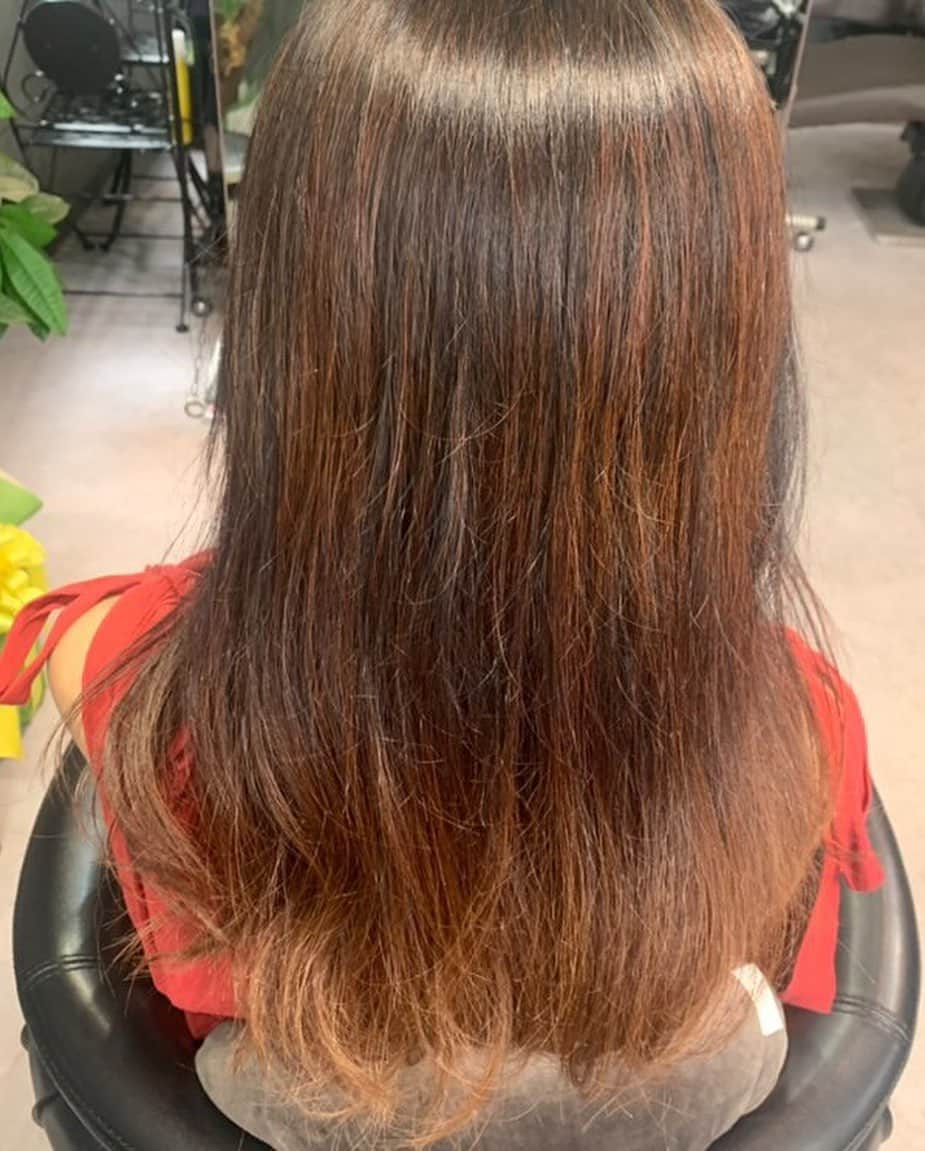 ImotoEtsuyo さんのインスタグラム写真 - (ImotoEtsuyo Instagram)「髪のケアは大切にしています。 #梅雨 を前にうねりや癖、 広がり、ダメージが 気になるこの頃。  どうにかしたいですよね…  縮毛矯正や髪質改善に特化した　 ヘアサロン @violus_by_posh_ginza   『Violus by Posh GINZA』で 髪質改善コースを体験しました。　  今話題の髪質改善 カウンセリングで 私に合った施術（サブリミック）を して頂きました。  炭酸頭浸浴とシャンプーで 頭皮の汚れや不純物を 取り除き髪をリセットさせてから スタート。 頭皮の血行も良くなるそう！  毛髪内部に蓄積したものを デトックスし、 髪質に合わせた栄養素を補給するから しっとりまとまる髪の毛に。  施術後の 髪は見違える程サラサラ ツヤツヤに❤️ 手触りも抜群。 （最後の　#pic はBefore です）  従来のトリートメントとは 全然違います。  うねりやパサつき、広がりが 気になる方は 是非チェックしてみて下さい🤍  〒104-0061 東京都中央区銀座３ー１１−１６　 G3銀座ビル　７階A室 03-6260-6585 『Violus by Posh GINZA』 担当　鮫島俊介さん  私のインスタを見たとお伝え頂くと ↓↓↓↓↓ ☆縮毛矯正　¥26,400 → ¥13,200 に ☆髪質改善（サイエンスアクア・ヴァリジョア）¥12,100 → ¥8,800 ☆髪質改善　（サブリミック）¥14,300→ ¥11,000  になるそうです。  ☑️Instagram @violus_by_posh_ginza   ☑️Twitter.  violus_ginza  ☑️ホットペッパー　 http://beauty.hotpepper.jp/slnH000586469  #髪質改善 #縮毛矯正　#美髪 #美髪矯正　#髪質改善トリートメント #髪質改善ストレート #艶髪 #髪質改善サロン  #美容室  #東銀座  #銀座　#ヘアサロン #東京美容室   #酸熱トリートメント #SUBLIMIC #サブリミック #資生堂」5月23日 8時47分 - bisuhada