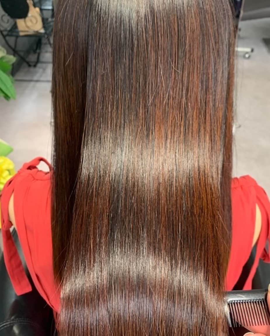 ImotoEtsuyo さんのインスタグラム写真 - (ImotoEtsuyo Instagram)「髪のケアは大切にしています。 #梅雨 を前にうねりや癖、 広がり、ダメージが 気になるこの頃。  どうにかしたいですよね…  縮毛矯正や髪質改善に特化した　 ヘアサロン @violus_by_posh_ginza   『Violus by Posh GINZA』で 髪質改善コースを体験しました。　  今話題の髪質改善 カウンセリングで 私に合った施術（サブリミック）を して頂きました。  炭酸頭浸浴とシャンプーで 頭皮の汚れや不純物を 取り除き髪をリセットさせてから スタート。 頭皮の血行も良くなるそう！  毛髪内部に蓄積したものを デトックスし、 髪質に合わせた栄養素を補給するから しっとりまとまる髪の毛に。  施術後の 髪は見違える程サラサラ ツヤツヤに❤️ 手触りも抜群。 （最後の　#pic はBefore です）  従来のトリートメントとは 全然違います。  うねりやパサつき、広がりが 気になる方は 是非チェックしてみて下さい🤍  〒104-0061 東京都中央区銀座３ー１１−１６　 G3銀座ビル　７階A室 03-6260-6585 『Violus by Posh GINZA』 担当　鮫島俊介さん  私のインスタを見たとお伝え頂くと ↓↓↓↓↓ ☆縮毛矯正　¥26,400 → ¥13,200 に ☆髪質改善（サイエンスアクア・ヴァリジョア）¥12,100 → ¥8,800 ☆髪質改善　（サブリミック）¥14,300→ ¥11,000  になるそうです。  ☑️Instagram @violus_by_posh_ginza   ☑️Twitter.  violus_ginza  ☑️ホットペッパー　 http://beauty.hotpepper.jp/slnH000586469  #髪質改善 #縮毛矯正　#美髪 #美髪矯正　#髪質改善トリートメント #髪質改善ストレート #艶髪 #髪質改善サロン  #美容室  #東銀座  #銀座　#ヘアサロン #東京美容室   #酸熱トリートメント #SUBLIMIC #サブリミック #資生堂」5月23日 8時47分 - bisuhada