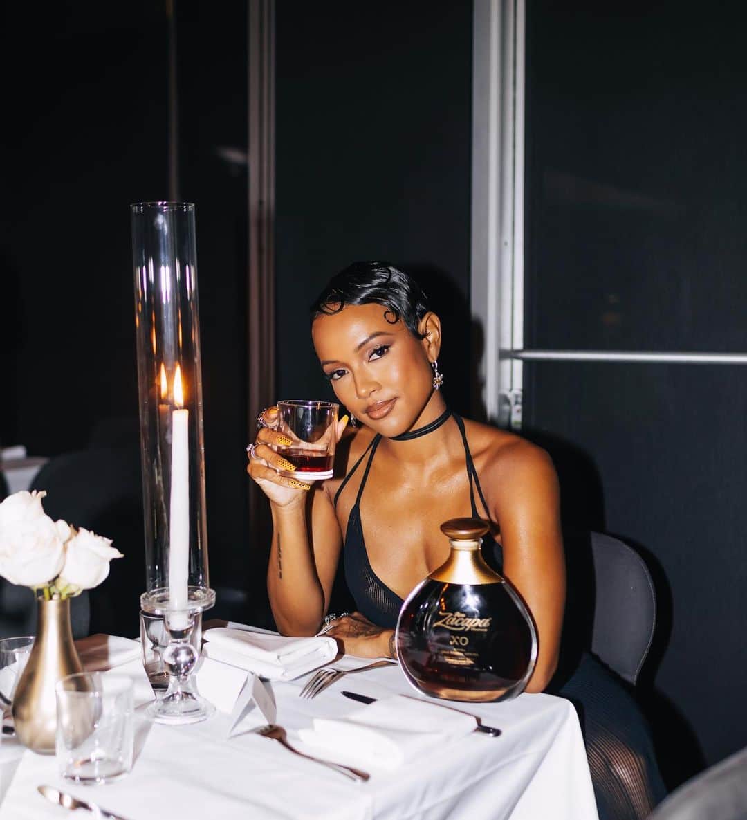 カルーシェ・トランのインスタグラム：「#ad Finally celebrated my birthday in LA with my favorite people and the best drink, aka Zacapa XO @zacaparumusa. Love y’all! Cheers to another year ❤🥃  #KaexXO #ZacapaMoments  📸 @jorgemezaphotos」