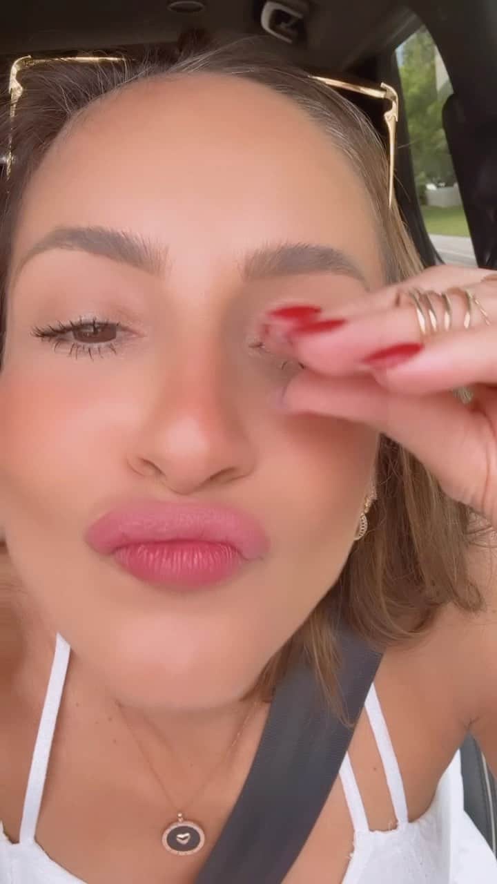Claudia Leitteのインスタグラム：「“Especialistas na vida dos outros, Eles estão de blá blá blá 🤏🏻 Conversinhas sem futuro…”   Dia 26/05 estará disponível em todas as plataformas e é massa! 🤩」