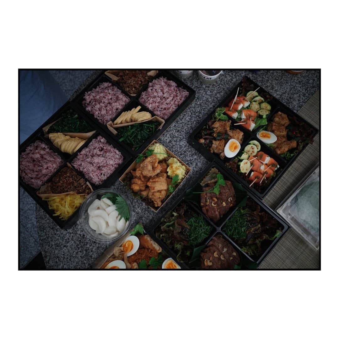 藤田敦子のインスタグラム：「ㅤ @aokiya_tokyo さんのケータリングが ボリューム満点で美味しすぎて🤤 もう一回、お腹空かせてやり直したい😆👍 次は鍋も食べたいです🥺  最近、スタイリストさんや編集さん、 ライターさんのケータリングが増えているけど やはりみなさん元々器用でセンス良いから 料理やってもほんと素晴らしい👏😍  ひろよさんとも出会えてありがたき日でした🙏  Thank you @emeraldfarm_kao  @mirei_kiritani_  @takec824」