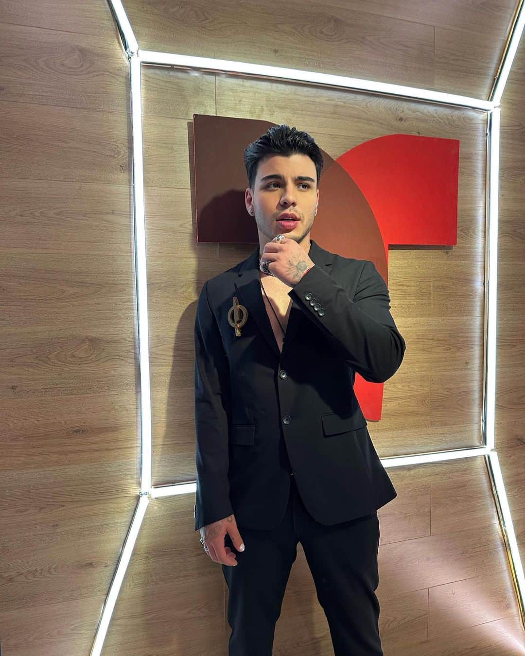 Sebastián Villalobosのインスタグラム：「1. Peinadito 2. backstage 3. Random en vestuario 4. Mi cortada en la cocina 5. Sacarle el dedo a los problemas 6. Con la zoooorraaaaa 7. Me hicieron un tatuaje 🦋 8. Mi cortada recuperándose  9. Probando mis súper poderes 10. Peinadito y con risa」