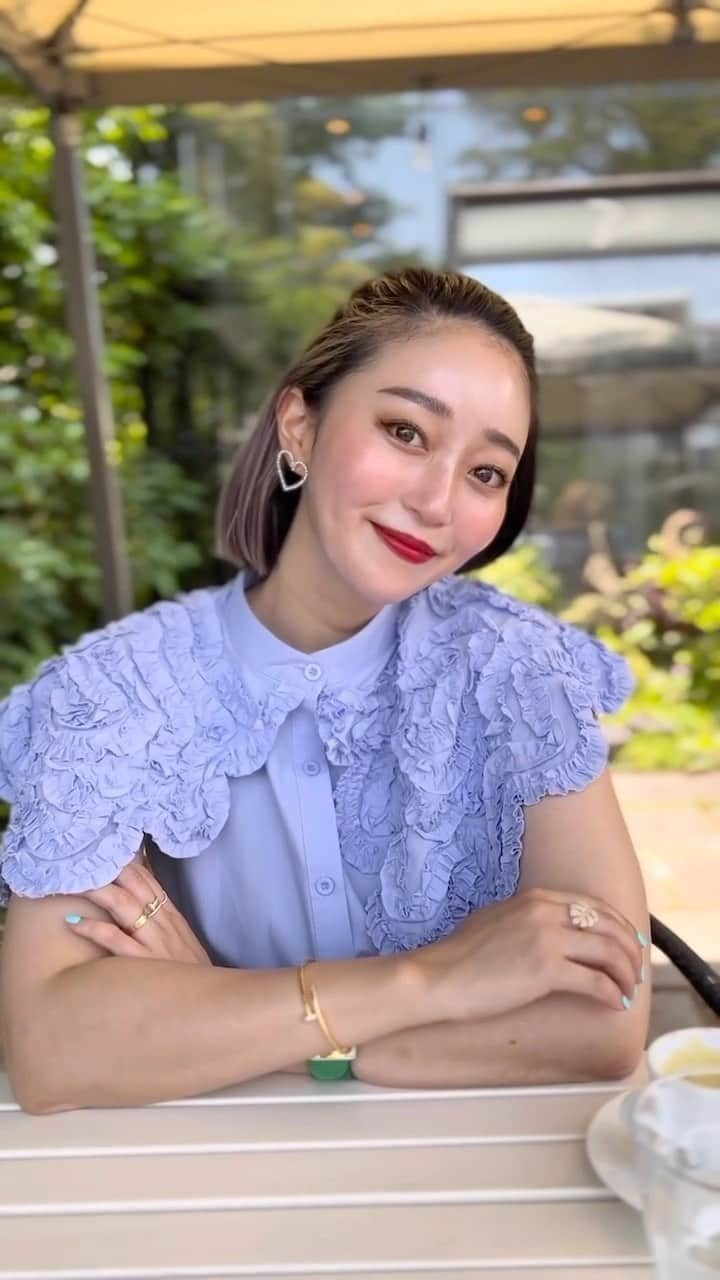 のインスタグラム：「🩵🌼🌈 テラスで風が気持ち良い季節ね🍃 👚&🩵＝ @anne2018_official  #今年もこのブラウスヘビロテの予感😌 #ピアスもヘビロテ中💋」