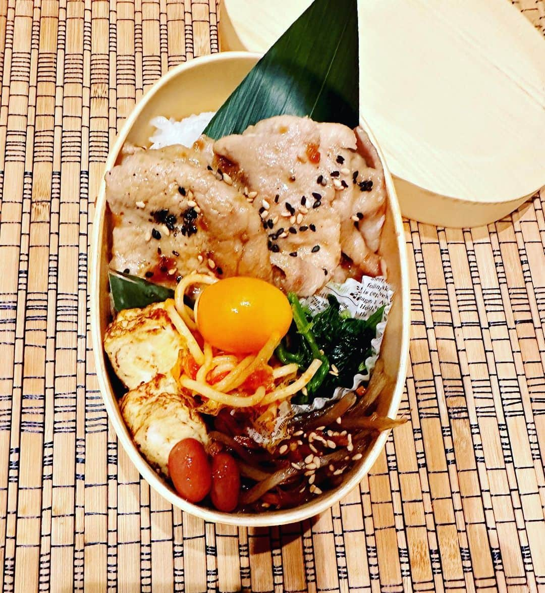 飯田圭織さんのインスタグラム写真 - (飯田圭織Instagram)「おはようございます♪ 今朝は肌寒く雨が降っています。。 今朝は珍しく揚げ物に失敗してしまいました… なかなか揚げ物を失敗する事はないと思うのですが、 使い慣れない大豆油を使ったから？ 温度が低かった？ フライが油の中で溶けてしまい、 急遽生姜焼きに変更❕ 無事に時間通り持たせる事ができてよかった💦 今日も頑張りましょう。 #息子弁当  #かおりの弁当  #弁当作り失敗  #メニュー変更  #生姜焼き  #一安心」5月23日 9時02分 - iidakaori.official