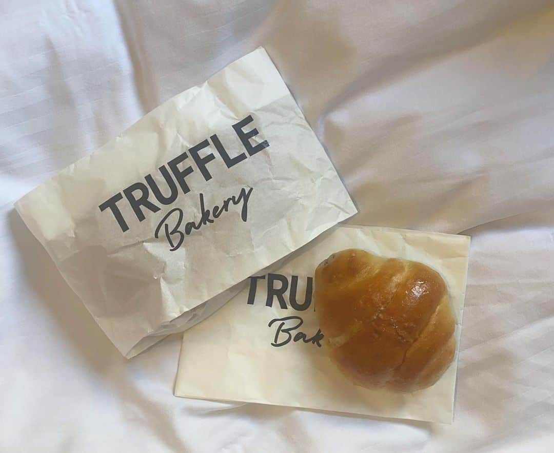 名取稚菜のインスタグラム：「♛ ⁡ 幸せな朝🍞  エスコンの店舗素敵だった🥺 ⁡ ⁡ #trufflebakery  #トリュフベーカリー #北海道エスコンフィールド」