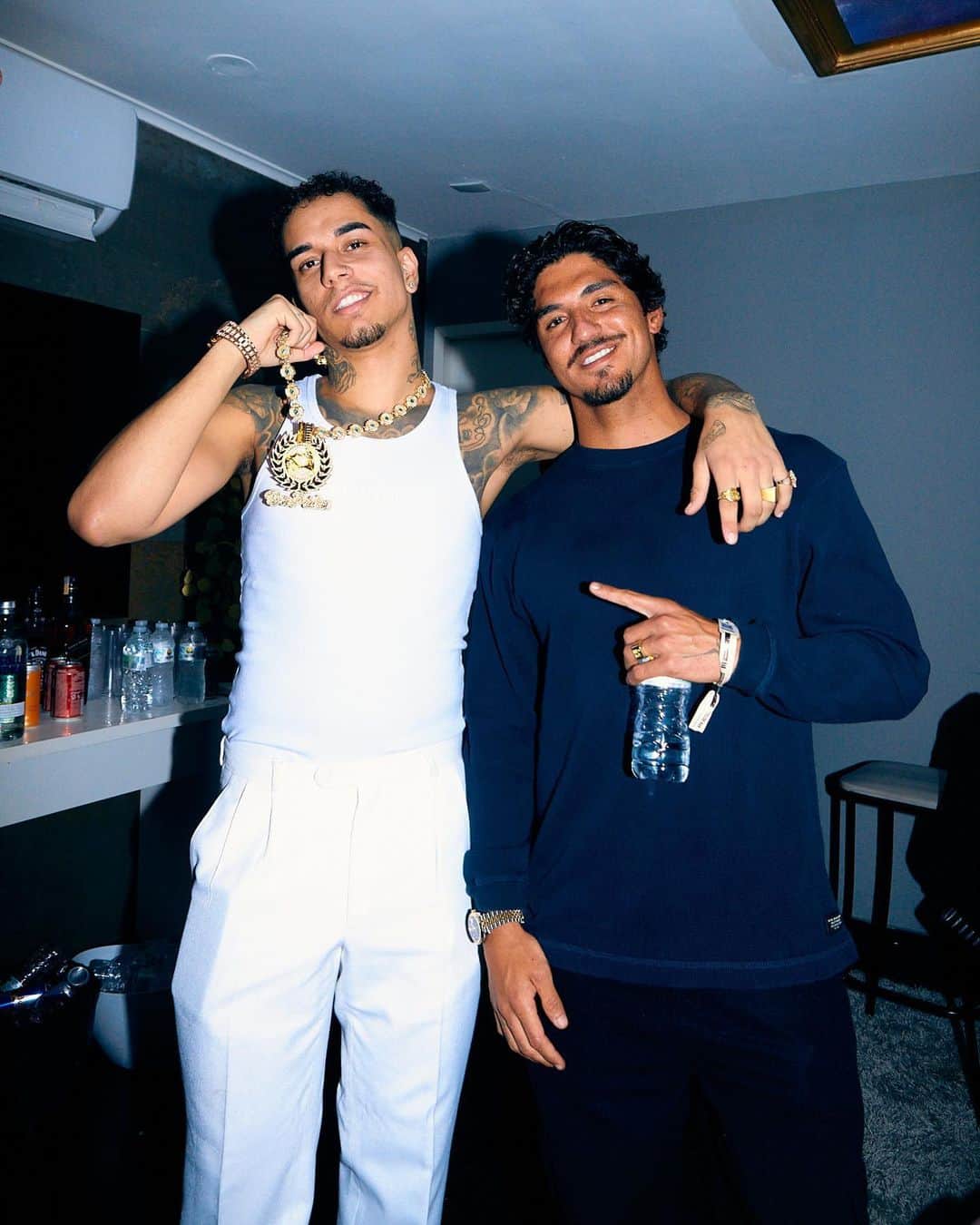 ガブリエル・メディーナのインスタグラム：「Dos predios' @thiagoveigh7 🤝🖤」