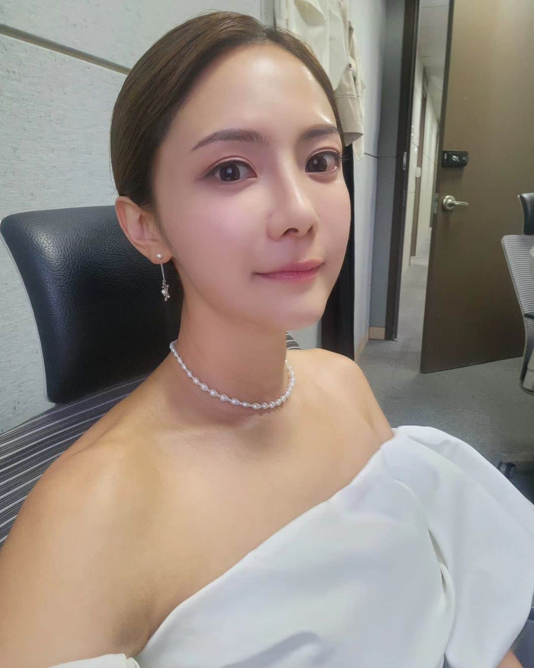 ユ・ハナのインスタグラム：「타투로 박제된 내 눈썹이  짱구에 갈매기에 놀림받던  시간을 지나 어딜가나 부러움의 대상이 되었단 사실🤣❤️  그릴게없자나 눈썹펜슬너무놀고있음✨️😎」