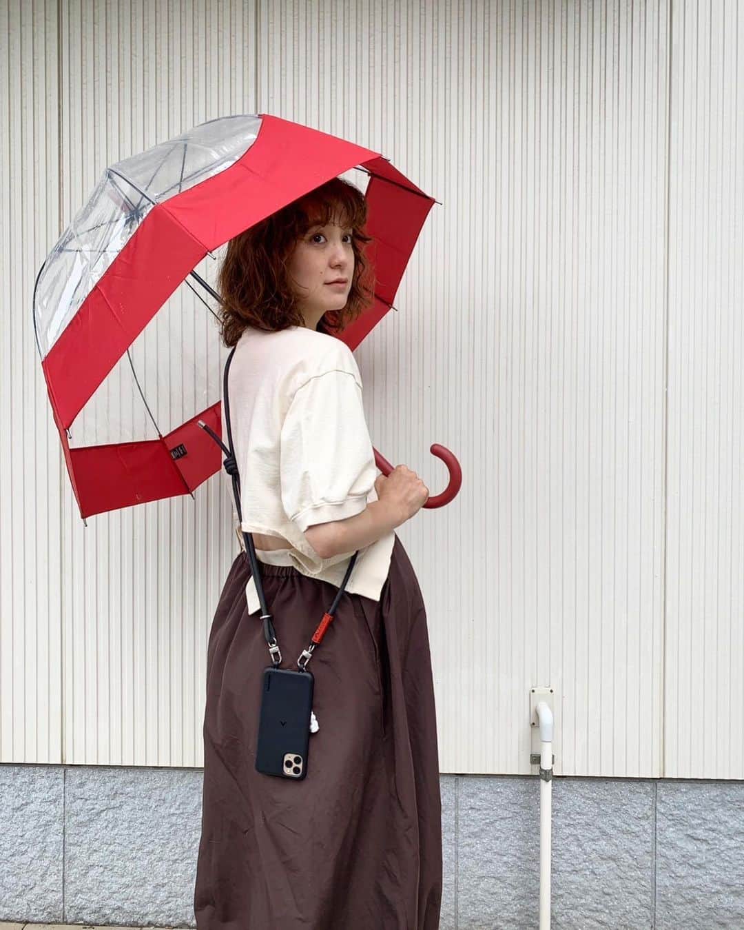 片桐ゆたかのインスタグラム：「☔️  出産前にやることリストのひとつ📝 携帯ケースを変える📲  気になってた @topologie.jp  肩掛けケース🩶  紐が頑丈でめちゃくちゃ大活躍✨  出産前とか関係なく 早く変えておけばよかった🤣 ほんとに楽だこりゃ🖤🖤🖤  お得に手に入る10%OFF クーポンコードがあるのでぜひ🫶 「yutaka428-10」有効期限 2023/6/2  寒暖差が激しすぎるから 親子共に体調管理気をつけなきゃ💪  tops #jonnlynx  skirt #sea_japan  umbrella #hunter   #topologie #pr#yutakakatagiri  #おすすめ#携帯ケース#片桐ゆたか #シフクユタカ #至福ゆたか」
