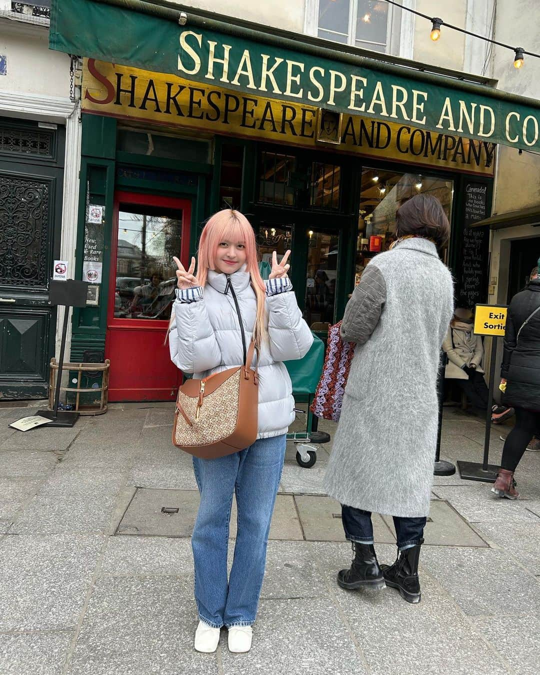 NMIXXさんのインスタグラム写真 - (NMIXXInstagram)「This is just me being a full-on tourist now. #Lourve #Shakespeare&Co #beinthemoment #blessed #livelaughlove #luckiestgirl #nahbutfrtysm ❤️  #NMIXX #엔믹스 #LILY #릴리」5月23日 9時19分 - nmixx_official