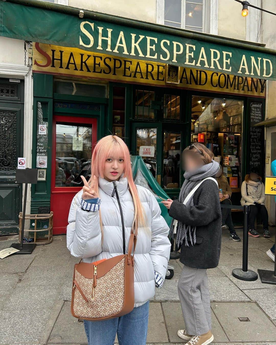 NMIXXさんのインスタグラム写真 - (NMIXXInstagram)「This is just me being a full-on tourist now. #Lourve #Shakespeare&Co #beinthemoment #blessed #livelaughlove #luckiestgirl #nahbutfrtysm ❤️  #NMIXX #엔믹스 #LILY #릴리」5月23日 9時19分 - nmixx_official