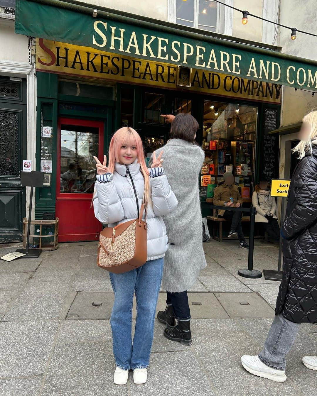 NMIXXさんのインスタグラム写真 - (NMIXXInstagram)「This is just me being a full-on tourist now. #Lourve #Shakespeare&Co #beinthemoment #blessed #livelaughlove #luckiestgirl #nahbutfrtysm ❤️  #NMIXX #엔믹스 #LILY #릴리」5月23日 9時19分 - nmixx_official