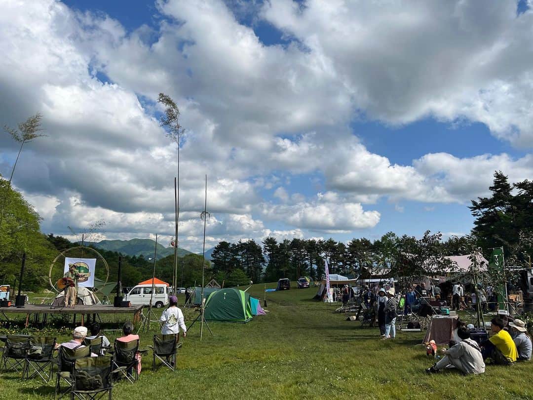 birdのインスタグラム：「清里 ORGANIC CAMP 2023 5/20（土）& 5/21（日）@ 新栄清里キャンプ場（山梨）  初めて清里へ行きました。ゆったりとした心地よい時間が流れる素敵な場所。芝生が気持ちいいです。  一緒に音楽を楽しんでくださったみなさん、ありがとうございました！  なんべいさん、村上さん、スタッフのみなさんお世話になりました！  旅の途中、温泉も色々楽しんでいます♨️  #清里オーガニックキャンプ　 #清里organiccamp #山梨県 #諏訪湖 #温泉 #樋口直彦 #bird」