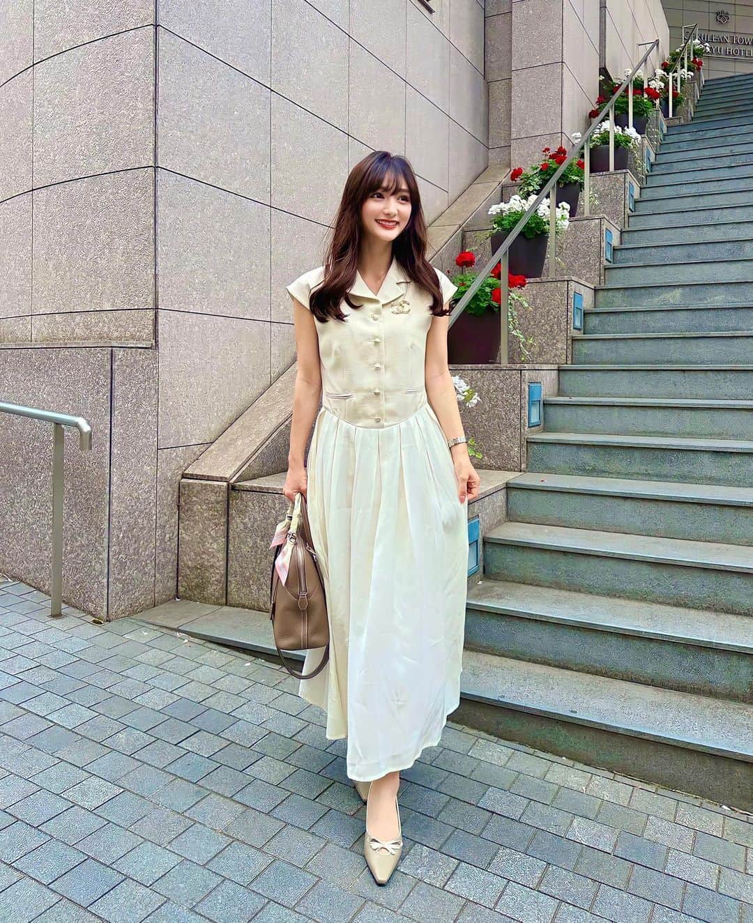 加藤瑠美のインスタグラム：「白ワンピ、永遠に好きすぎる🦢🏹 リラのシャツドレス素敵すぎません？🥹  大好きな高校のお友達に久しぶりに会えた日🤍 4人揃ったのはなんと私の結婚式ぶり💒 しっかりと話せたのは多分5年ぶり✨ 皆環境が変わっても変わらず仲良くしてもらえて嬉しい☺️ 一瞬で高校時代に戻ったみたいでとっても楽しかったな🏫  dress @rirandture_official #rirandture  bag @hermes #hermes  shoes @majbazyli_official #majbazyli  #ootd#Japanese#rubi_fashion#오오티디#아웃핏#年子ママ#年子育児#ママコーデ#リランドチュール」