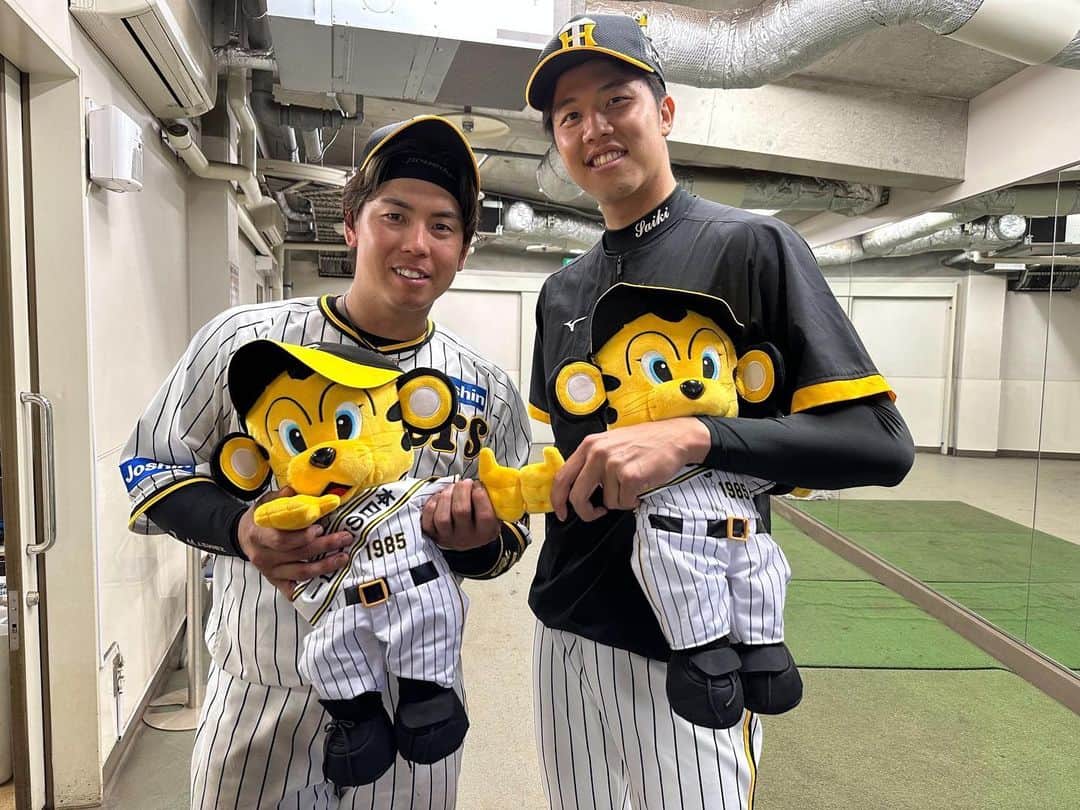 梅野隆太郎のインスタグラム：「満員の甲子園🏟️ 声援凄かったです📣  また次の１勝に向けて 頑張っていきます⭐︎  変わらぬご声援📣 よろしくお願いします‼︎  #梅野隆太郎 #才木浩人 #岩崎優 #勝つばい #勝つばい泥棒」