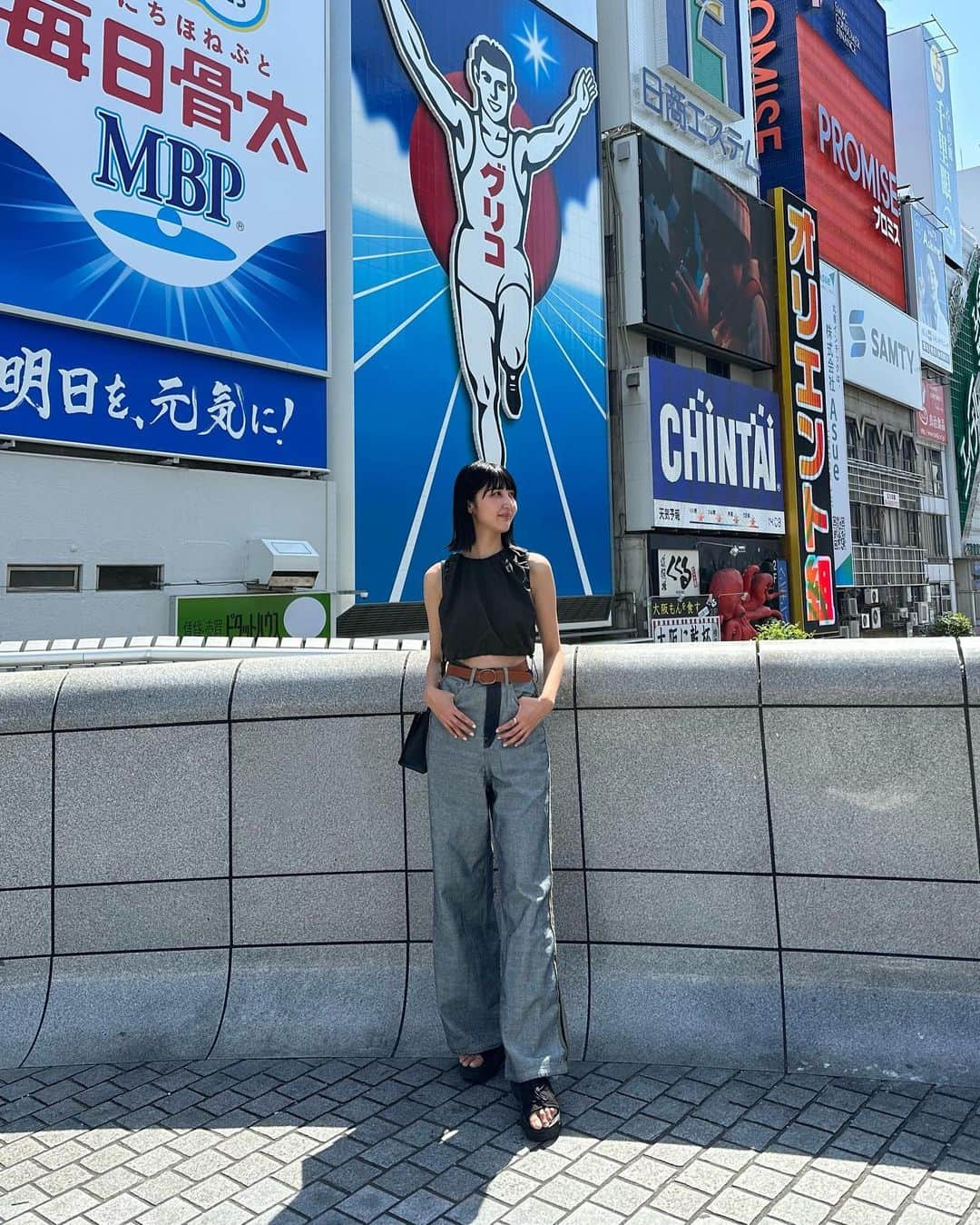 Lisaさんのインスタグラム写真 - (LisaInstagram)「. 先日大阪へ大好きな島田珠代様の 35周年記念公演をなんばグランド花月へ観に行きました🥲💓生の珠代様は破壊力凄すぎて、、笑 あんなに笑って号泣したのは初めてです🤣🤣 生でお笑い初めて見たんですが距離も近いしすごく楽しかったです🥹💓  そして、ストーリーで上げてるダイエットについて。ものすごーーーくDM殺到したので詳しく。笑 とりあえず2ヶ月で6キロ痩せました。笑 衝撃です自分でも🫨笑 友達に会うと毎回痩せた！？って気づかれるくらい🫨🫨🫨 過去で1番楽なダイエットだった。笑 この時もこのジーパンぶっかぶかになりすぎてベルトで締め上げたけど下がってきて大変でした。笑  私がやったのは @barunsunjpn の韓国漢方です。  韓国のダイエット漢方結構周りがやってて興味はあったけど、みんな動悸息切れ、冷や汗、手の震えなどあってやめたってのを聞いて怖かったのでやってませんでした。。😅 ちょっとそれは身体に害がある気がして怖くて😅  ただ調べて調べてバルンソン韓医院の漢方に関しては、韓国でも昔からかなり有名なこと、過去八年間1度も重大な副作用が出ていないこと、広告も一切せずに江南地域の患者さんの口コミのみで大人気なこと。 これが決め手で試してみようかなーと思って始めました！！  とりあえず副作用怖かったので60包から私は始めました。 結果、私はとにかく説明をしっかりLINEでしてくれたのでそれを守ったら全く副作用はなかったです。  飲むのも全然苦じゃないし、感想としてはほんっっとにびっくりするくらいお腹空かなくなる！笑  そしてみるみるうちに毒素が排出されて体重減っていきました。お水たくさん飲むのもいいのかも。  注意事項としては、初日は夜に一緒に送ってくださるスムージーみたいなのにすると減りが加速するとのことでやりましたが、お腹空かなくても必ず野菜やタンパク質の多いものを食べること。 絶対食べるのやめない方がいいです。 お腹空かなくても、何かしろ野菜などは少し食べてました。 とりあえずすぐお腹いっぱいになるので量は少ないですが。 お腹空かないからと言って食べるのやめると気持ち悪くなったりすると思います。  なので私はしっかりやり方守ったので気持ち悪くなったりしなかったのかなーと。 ほんとにお腹空かなくなるのでびっくりします。食べる量も減った。大好きな🍺もあんまり飲まなくていいやーってなったのでそれもお腹に効いたかとw ただ友達とご飯行く時は飲みたいのでその日は漢方飲まずにって感じにしてたけど別に体重増えたりしませんでした。 なんか周りにも言われましたが毒素がぬけるからなのか、肌も艶が出て綺麗になりました🤔 私は1日2包で充分だったので1日2包で2ヶ月続けて、今日朝体重測ったら更に1キロ減ってたので、合計で7キロ減りました🤣🤣🤣 そろそろガリガリになりすぎるのでストップかな。笑  夏に向けて痩せたい女子の皆様❤️ おすすめです❤️ ただ、必ずやり方はまもってね🫶🏻  凄すぎたのとDMすごすぎたので語りすぎました。笑 長々と失礼しました🤣🤣」5月23日 9時40分 - lisarobintweety