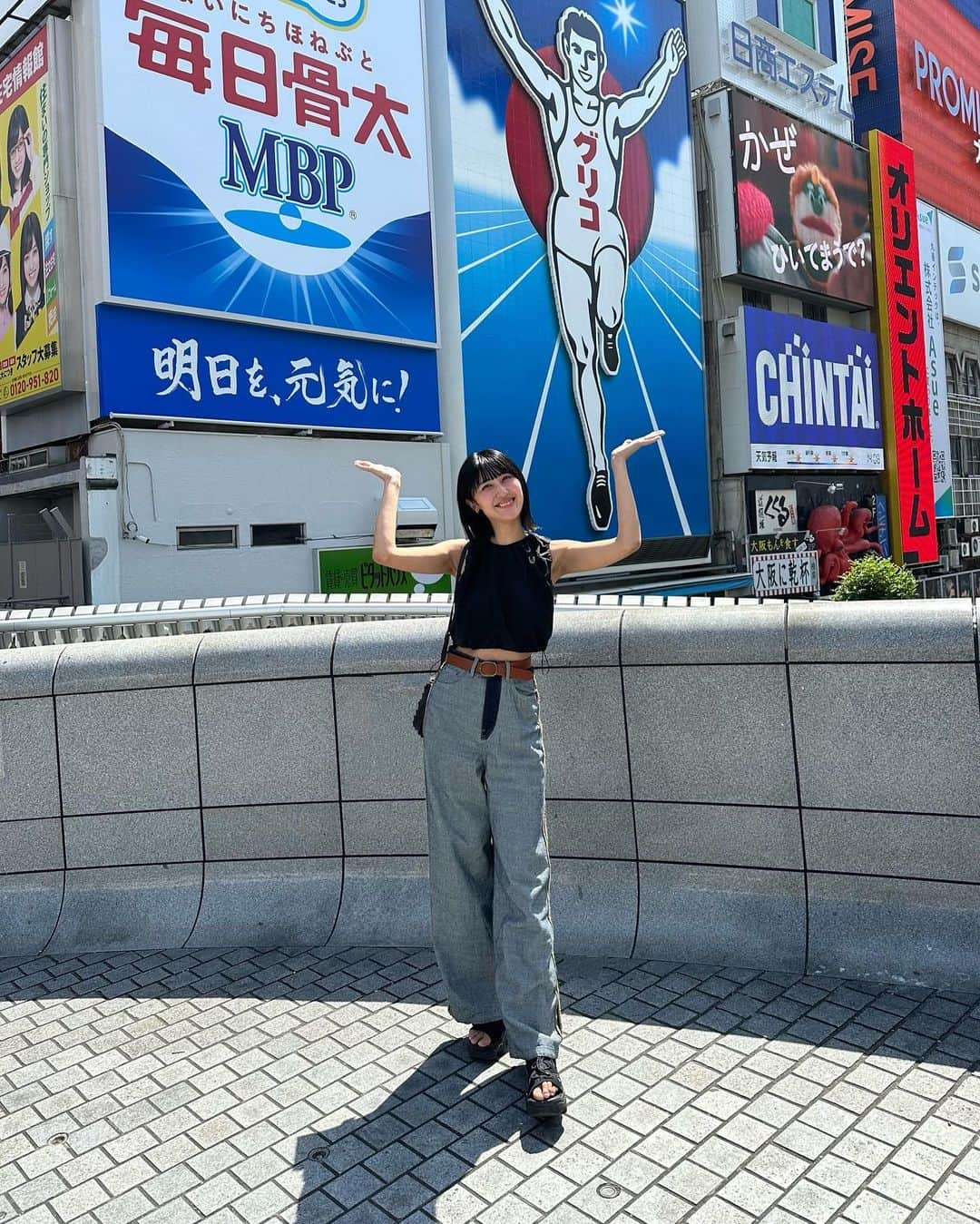 Lisaさんのインスタグラム写真 - (LisaInstagram)「. 先日大阪へ大好きな島田珠代様の 35周年記念公演をなんばグランド花月へ観に行きました🥲💓生の珠代様は破壊力凄すぎて、、笑 あんなに笑って号泣したのは初めてです🤣🤣 生でお笑い初めて見たんですが距離も近いしすごく楽しかったです🥹💓  そして、ストーリーで上げてるダイエットについて。ものすごーーーくDM殺到したので詳しく。笑 とりあえず2ヶ月で6キロ痩せました。笑 衝撃です自分でも🫨笑 友達に会うと毎回痩せた！？って気づかれるくらい🫨🫨🫨 過去で1番楽なダイエットだった。笑 この時もこのジーパンぶっかぶかになりすぎてベルトで締め上げたけど下がってきて大変でした。笑  私がやったのは @barunsunjpn の韓国漢方です。  韓国のダイエット漢方結構周りがやってて興味はあったけど、みんな動悸息切れ、冷や汗、手の震えなどあってやめたってのを聞いて怖かったのでやってませんでした。。😅 ちょっとそれは身体に害がある気がして怖くて😅  ただ調べて調べてバルンソン韓医院の漢方に関しては、韓国でも昔からかなり有名なこと、過去八年間1度も重大な副作用が出ていないこと、広告も一切せずに江南地域の患者さんの口コミのみで大人気なこと。 これが決め手で試してみようかなーと思って始めました！！  とりあえず副作用怖かったので60包から私は始めました。 結果、私はとにかく説明をしっかりLINEでしてくれたのでそれを守ったら全く副作用はなかったです。  飲むのも全然苦じゃないし、感想としてはほんっっとにびっくりするくらいお腹空かなくなる！笑  そしてみるみるうちに毒素が排出されて体重減っていきました。お水たくさん飲むのもいいのかも。  注意事項としては、初日は夜に一緒に送ってくださるスムージーみたいなのにすると減りが加速するとのことでやりましたが、お腹空かなくても必ず野菜やタンパク質の多いものを食べること。 絶対食べるのやめない方がいいです。 お腹空かなくても、何かしろ野菜などは少し食べてました。 とりあえずすぐお腹いっぱいになるので量は少ないですが。 お腹空かないからと言って食べるのやめると気持ち悪くなったりすると思います。  なので私はしっかりやり方守ったので気持ち悪くなったりしなかったのかなーと。 ほんとにお腹空かなくなるのでびっくりします。食べる量も減った。大好きな🍺もあんまり飲まなくていいやーってなったのでそれもお腹に効いたかとw ただ友達とご飯行く時は飲みたいのでその日は漢方飲まずにって感じにしてたけど別に体重増えたりしませんでした。 なんか周りにも言われましたが毒素がぬけるからなのか、肌も艶が出て綺麗になりました🤔 私は1日2包で充分だったので1日2包で2ヶ月続けて、今日朝体重測ったら更に1キロ減ってたので、合計で7キロ減りました🤣🤣🤣 そろそろガリガリになりすぎるのでストップかな。笑  夏に向けて痩せたい女子の皆様❤️ おすすめです❤️ ただ、必ずやり方はまもってね🫶🏻  凄すぎたのとDMすごすぎたので語りすぎました。笑 長々と失礼しました🤣🤣」5月23日 9時40分 - lisarobintweety