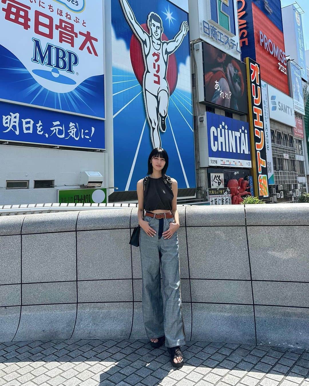 Lisaのインスタグラム：「. 先日大阪へ大好きな島田珠代様の 35周年記念公演をなんばグランド花月へ観に行きました🥲💓生の珠代様は破壊力凄すぎて、、笑 あんなに笑って号泣したのは初めてです🤣🤣 生でお笑い初めて見たんですが距離も近いしすごく楽しかったです🥹💓  そして、ストーリーで上げてるダイエットについて。ものすごーーーくDM殺到したので詳しく。笑 とりあえず2ヶ月で6キロ痩せました。笑 衝撃です自分でも🫨笑 友達に会うと毎回痩せた！？って気づかれるくらい🫨🫨🫨 過去で1番楽なダイエットだった。笑 この時もこのジーパンぶっかぶかになりすぎてベルトで締め上げたけど下がってきて大変でした。笑  私がやったのは @barunsunjpn の韓国漢方です。  韓国のダイエット漢方結構周りがやってて興味はあったけど、みんな動悸息切れ、冷や汗、手の震えなどあってやめたってのを聞いて怖かったのでやってませんでした。。😅 ちょっとそれは身体に害がある気がして怖くて😅  ただ調べて調べてバルンソン韓医院の漢方に関しては、韓国でも昔からかなり有名なこと、過去八年間1度も重大な副作用が出ていないこと、広告も一切せずに江南地域の患者さんの口コミのみで大人気なこと。 これが決め手で試してみようかなーと思って始めました！！  とりあえず副作用怖かったので60包から私は始めました。 結果、私はとにかく説明をしっかりLINEでしてくれたのでそれを守ったら全く副作用はなかったです。  飲むのも全然苦じゃないし、感想としてはほんっっとにびっくりするくらいお腹空かなくなる！笑  そしてみるみるうちに毒素が排出されて体重減っていきました。お水たくさん飲むのもいいのかも。  注意事項としては、初日は夜に一緒に送ってくださるスムージーみたいなのにすると減りが加速するとのことでやりましたが、お腹空かなくても必ず野菜やタンパク質の多いものを食べること。 絶対食べるのやめない方がいいです。 お腹空かなくても、何かしろ野菜などは少し食べてました。 とりあえずすぐお腹いっぱいになるので量は少ないですが。 お腹空かないからと言って食べるのやめると気持ち悪くなったりすると思います。  なので私はしっかりやり方守ったので気持ち悪くなったりしなかったのかなーと。 ほんとにお腹空かなくなるのでびっくりします。食べる量も減った。大好きな🍺もあんまり飲まなくていいやーってなったのでそれもお腹に効いたかとw ただ友達とご飯行く時は飲みたいのでその日は漢方飲まずにって感じにしてたけど別に体重増えたりしませんでした。 なんか周りにも言われましたが毒素がぬけるからなのか、肌も艶が出て綺麗になりました🤔 私は1日2包で充分だったので1日2包で2ヶ月続けて、今日朝体重測ったら更に1キロ減ってたので、合計で7キロ減りました🤣🤣🤣 そろそろガリガリになりすぎるのでストップかな。笑  夏に向けて痩せたい女子の皆様❤️ おすすめです❤️ ただ、必ずやり方はまもってね🫶🏻  凄すぎたのとDMすごすぎたので語りすぎました。笑 長々と失礼しました🤣🤣」