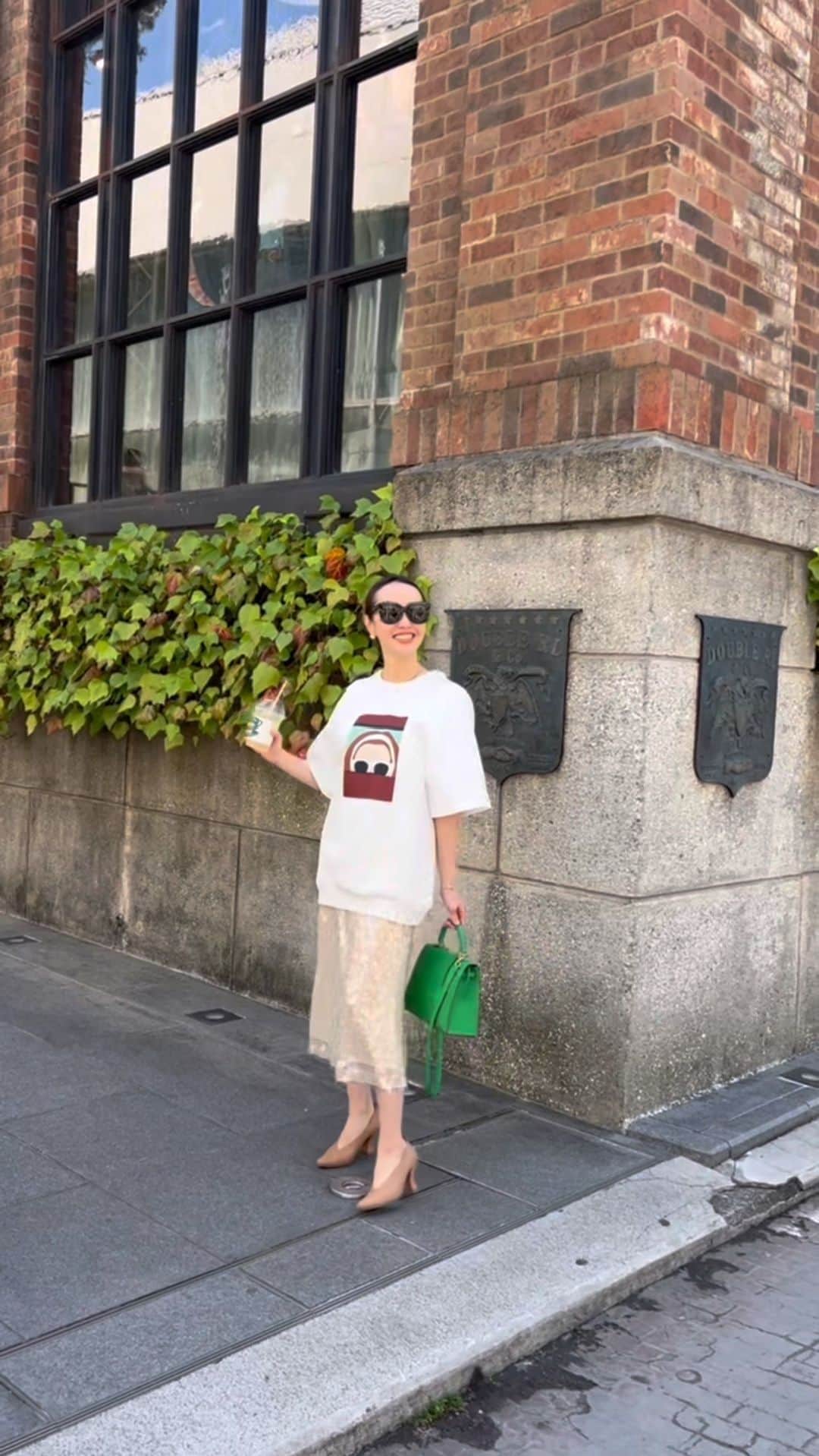 翁安芸のインスタグラム：「#omotesando #表参道   Top and skirt #planc Bag #hermes #hermeskelly  Shoes #bottegaveneta   #outfit #tokyo #akiweng #翁安芸 #ralphscoffee」