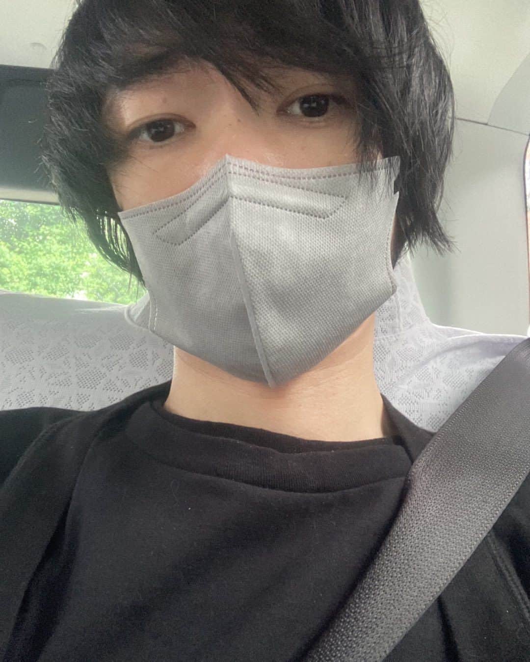 木下理樹のインスタグラム：「タクシーで急ぐ俺」