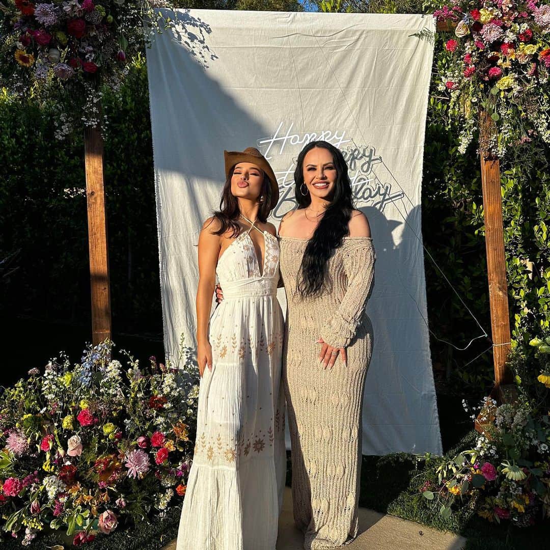 ベッキーGのインスタグラム：「Happiest of birthdays to my Momma ✨🤍 I love you very much. Also, I Can’t wait to look like this at 45 😍🥰 DAMN.」