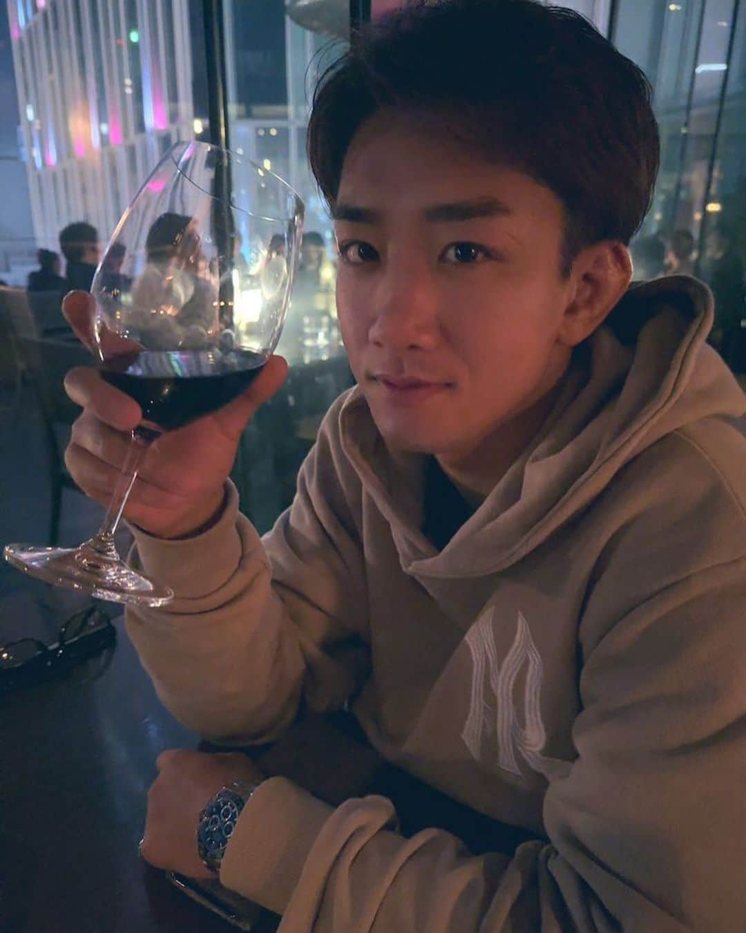 瀧澤謙太さんのインスタグラム写真 - (瀧澤謙太Instagram)「オシャンなお店で🍷  満足より継続より飛躍🦅🪶 より一層練習、仕事頑張ります🔥  #RIZIN #rolex #ロレックス　#デイトナ　#黒トナ #fr2」5月23日 9時47分 - kentatakizawa_mma