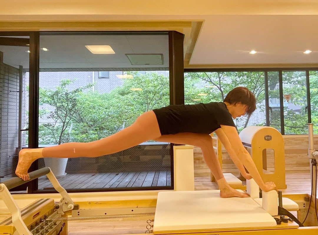 栗原恵さんのインスタグラム写真 - (栗原恵Instagram)「. #pilates   帰り道の階段で足が震えてた🫨笑」5月23日 9時57分 - megumi_kurihara_official