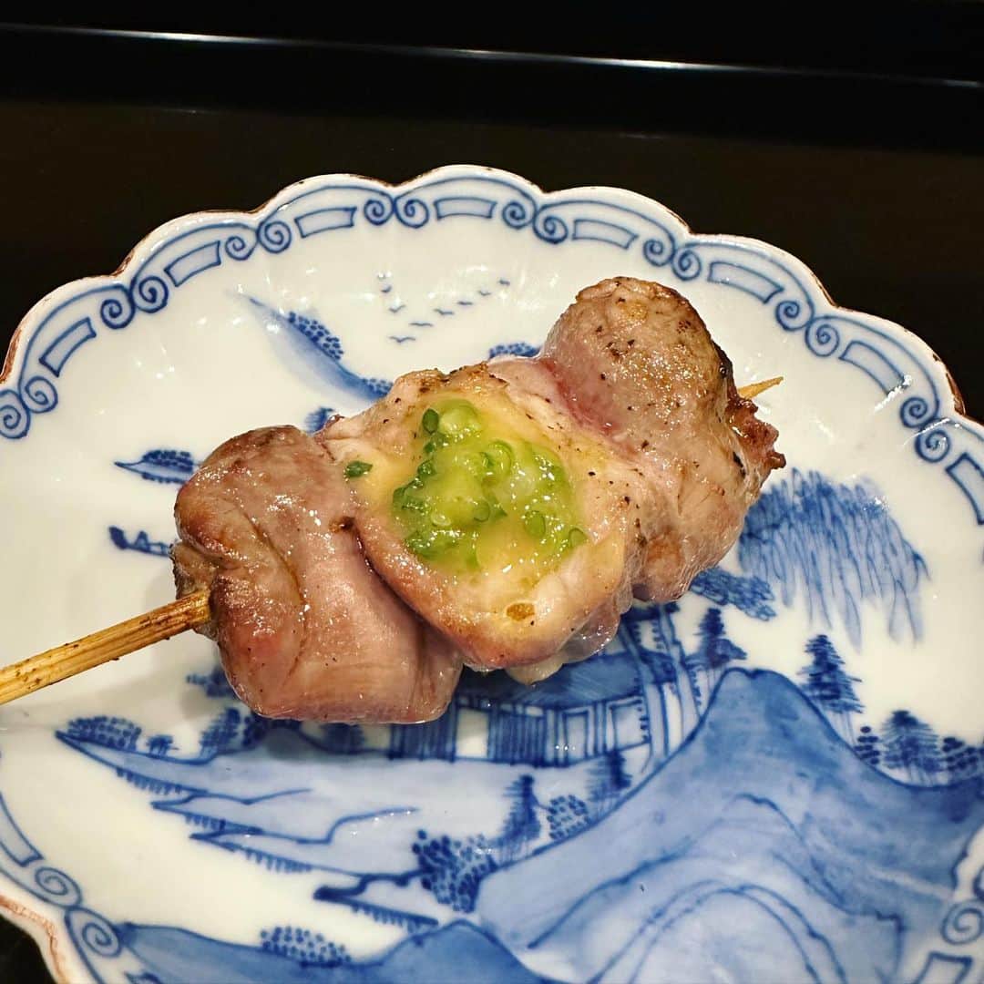 あだち理絵子さんのインスタグラム写真 - (あだち理絵子Instagram)「有名食ブロガー  #猫師  @nekoshi_sato  に美味しいとこあんねんと連れてってもらい   #北新地 にある   #鶏割烹ならや  @torikappo.naraya   まずは  #大和まな　って言う小松菜スープ  お、意外に、洋風、クリーミーでおいし。  ・前菜  じゅんさいとおくらと鶏胸肉　 茄子煮浸しにえんどう豆 とうもろこしのムースにいくら  これがトウモロコシの甘さが美味しくてっ！  ・鶏とそら豆の真蒸に赤カブラ 出汁がちと薄味すぎかっ。 しんじょうは鶏の旨みがわかるやつ。  こちらでは全て   #大和肉鶏  を使ってるんだとか。  番を期して  ・大和肉鶏の雌肉 炙り わーーお、これヤバっ！  皮目はカリッカリに、身からしたたる脂の美味いこと。  ・有精卵茶碗蒸し　モモ肉と椎茸　ズワイ蟹の餡掛け  わっ、卵も濃厚で中にいる鶏の味がしっかり主張してはるぅ。  ・ささみ雲丹  こういう味変のコースは魅力的  そして焼鳥部門！ ・ふりそで   んんまーー。  ・おび 玉味噌　 なんこれ！柔らかでキメ細かく味わい深い！  ※おび→鶏の太ももの内側に、一部厚くなった部分がありますが、そこが「おび」と呼ばれる部位になります。左右の足に1箇所ずつ、1羽につき2個しか取れないので、かなり貴重な赤身肉といえるでしょう。非常にやわらかく、牡蠣のようにジューシーな味わいであることから、「オイスターミート」という別名もあります。  ですってよ🥹 この玉味噌との相性もさいっこう！  ・せせり 小さめのポーションの串は最高だぜぃ。  お口直し的な ・サラダ　鰹出汁ジュレ  続きます！  #新地#焼鳥#鶏割烹#グルメ会#美食会#美食家」5月23日 9時59分 - adachi.rieko